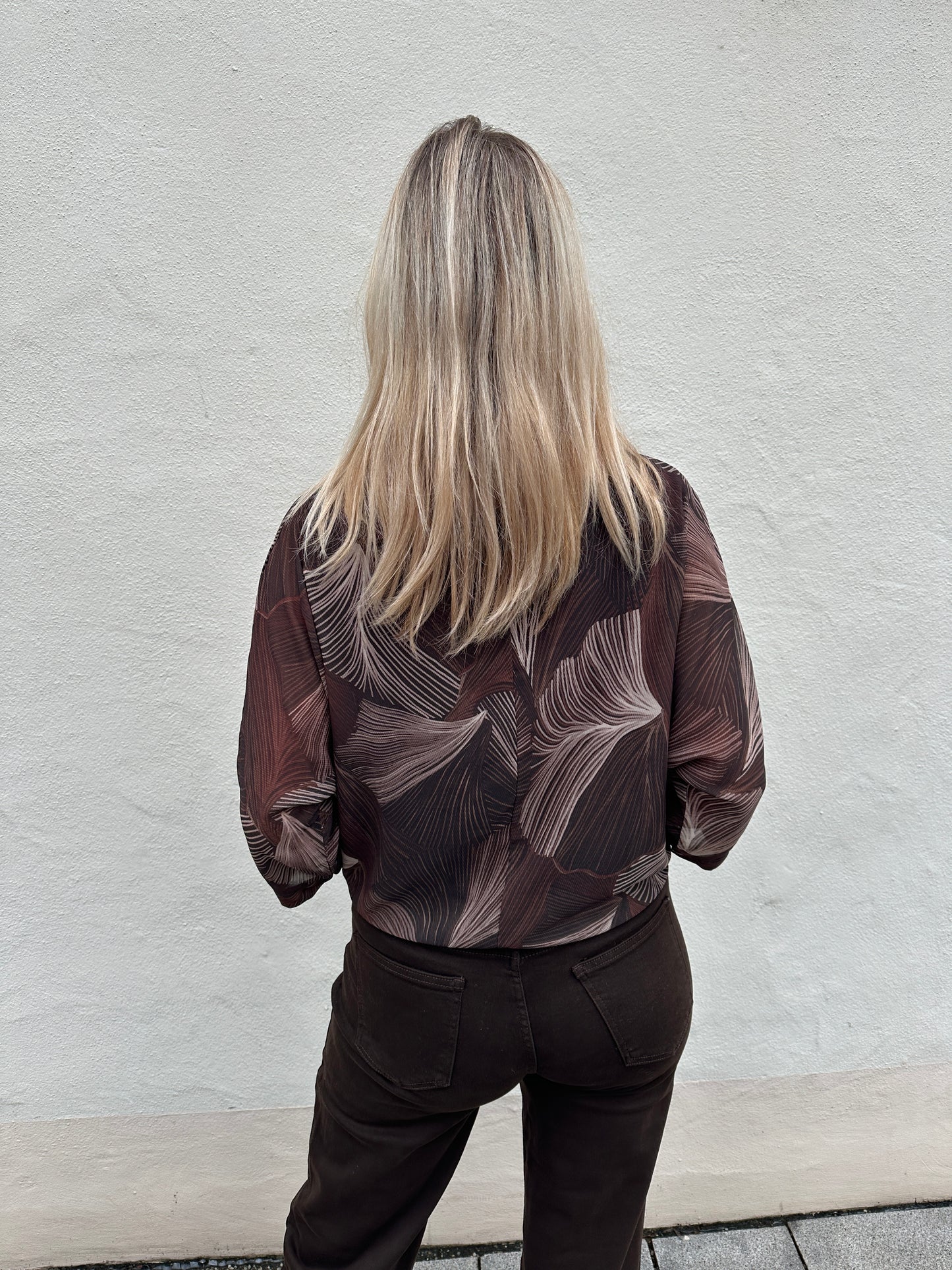 bluse vorne seitlich zum binden in schokobraun mit muster