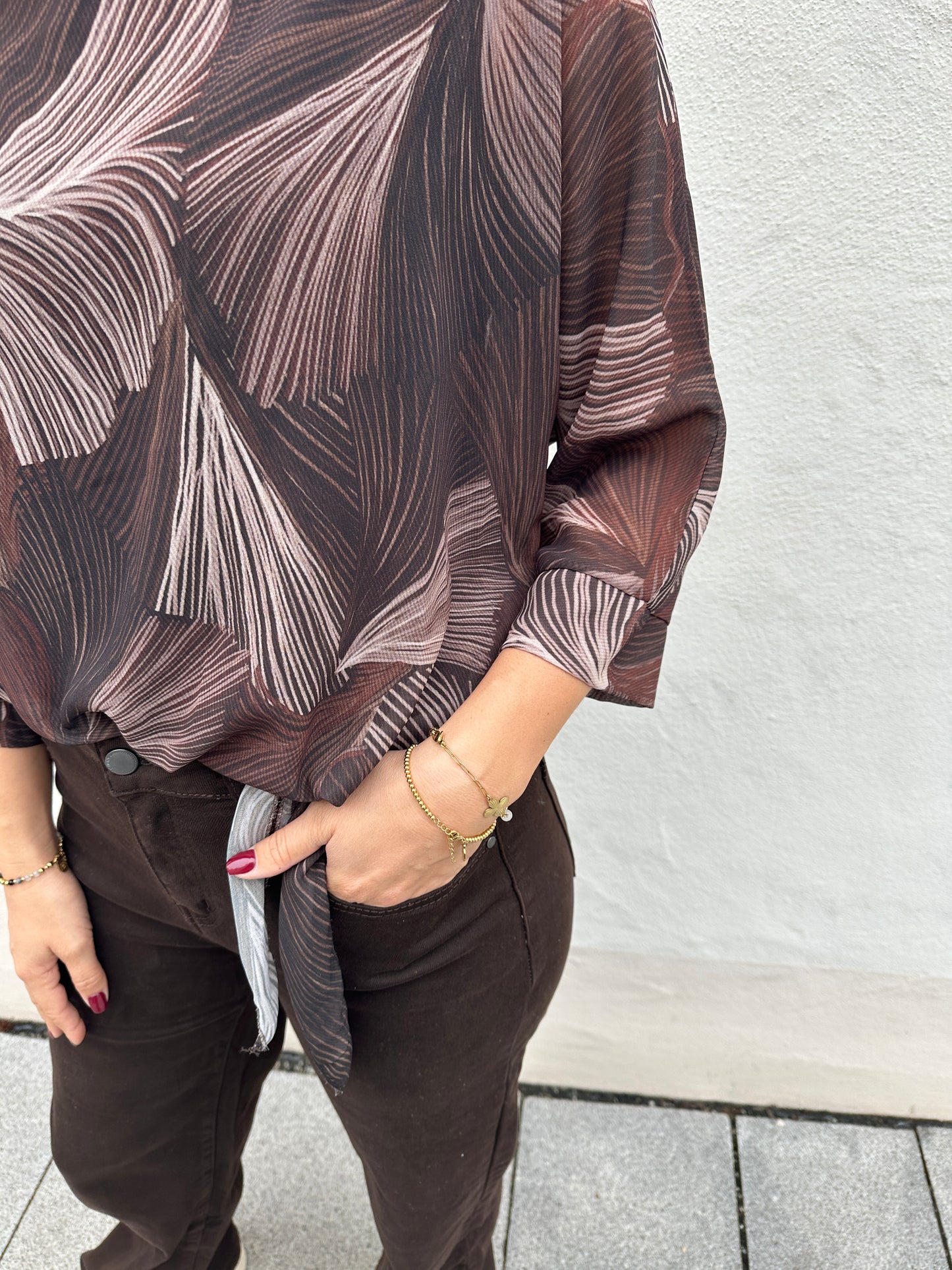 bluse vorne seitlich zum binden in schokobraun mit muster