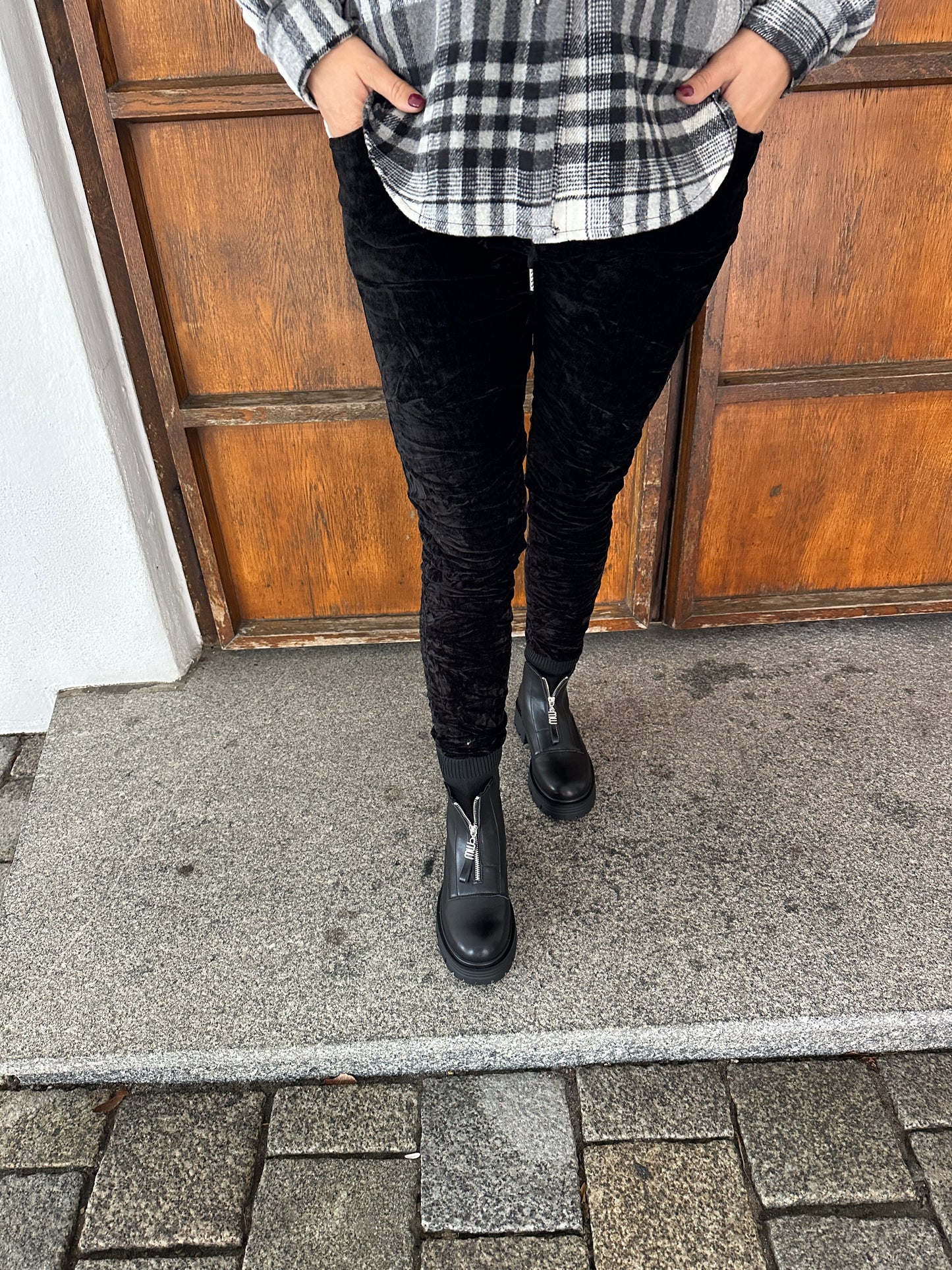 hose in schwarz samt-optik