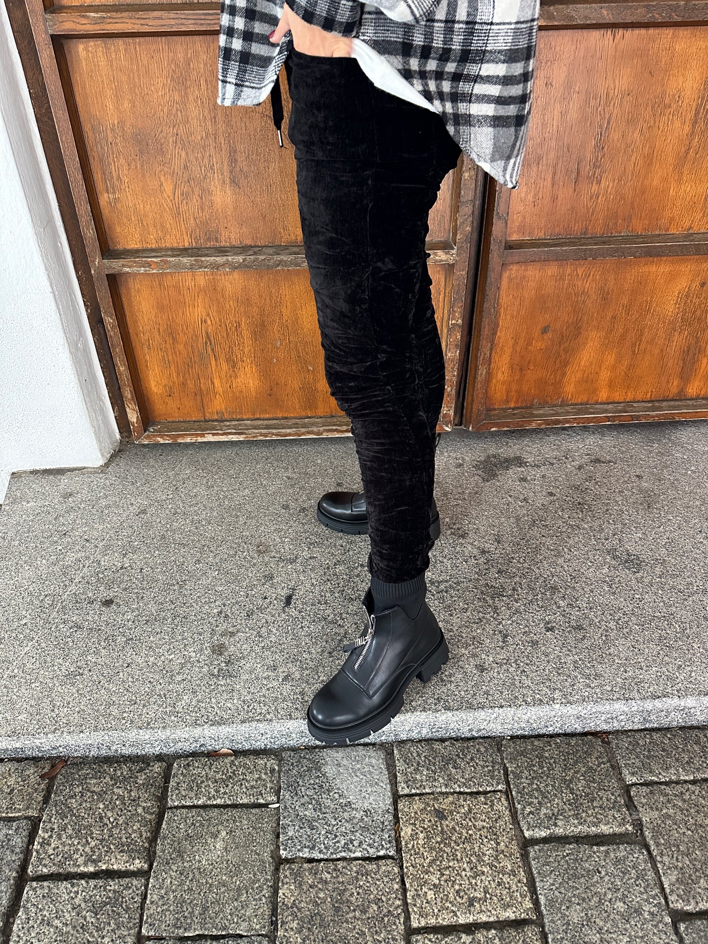 hose in schwarz samt-optik