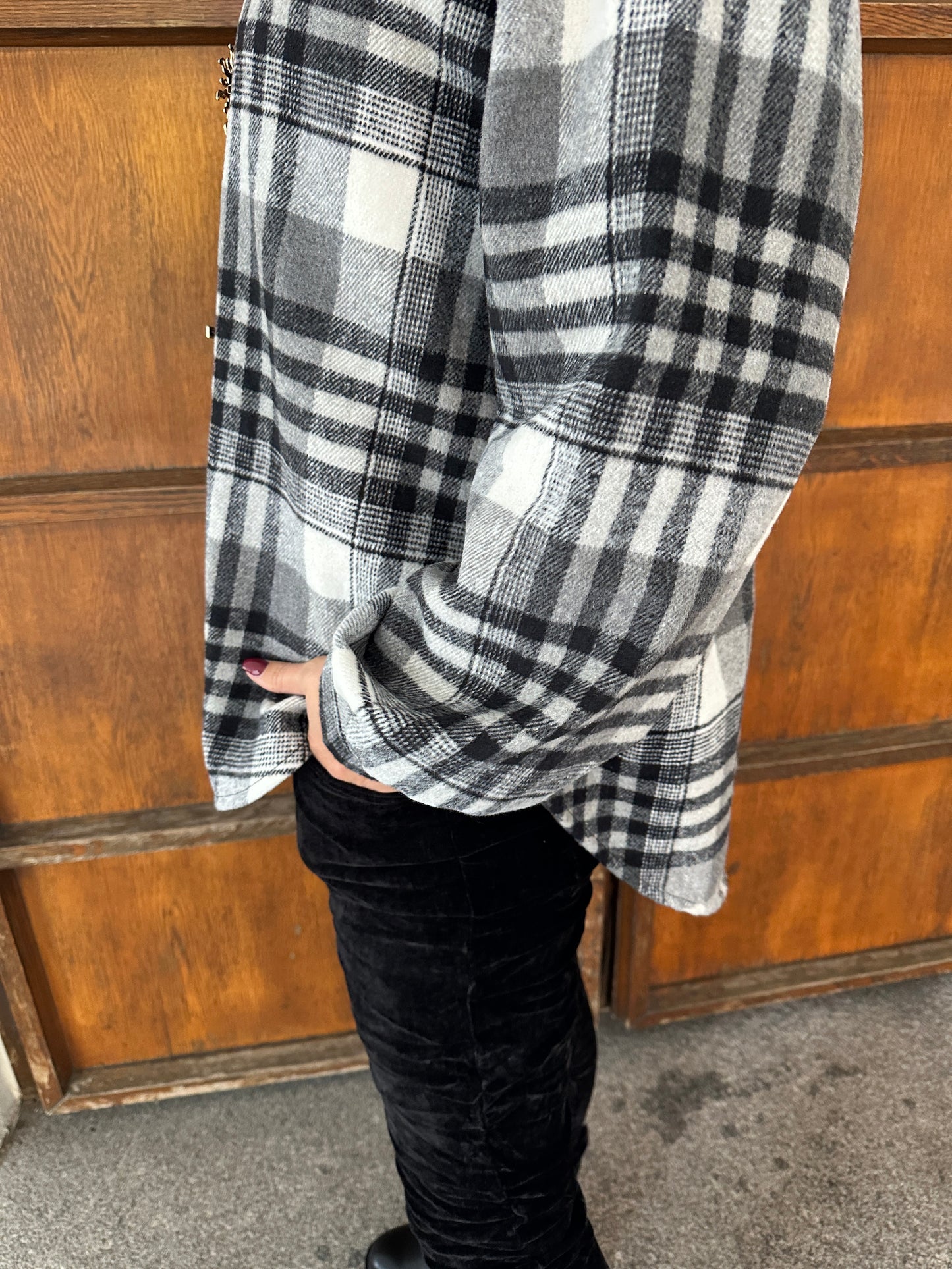 bluse in schwarz/wollweiß (karo) mit goldenen spangen sind abnehmbar