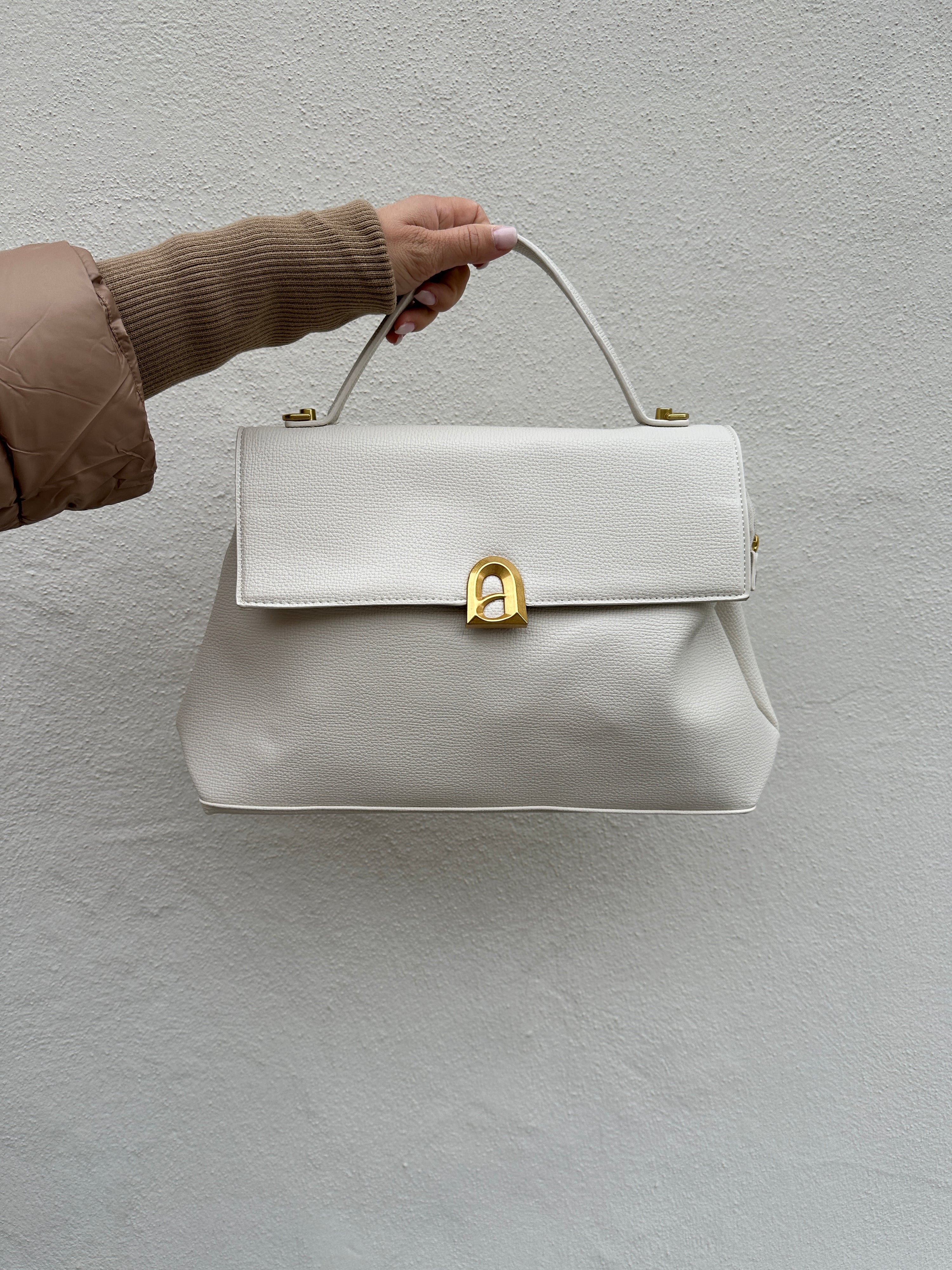 Tasche in Sand