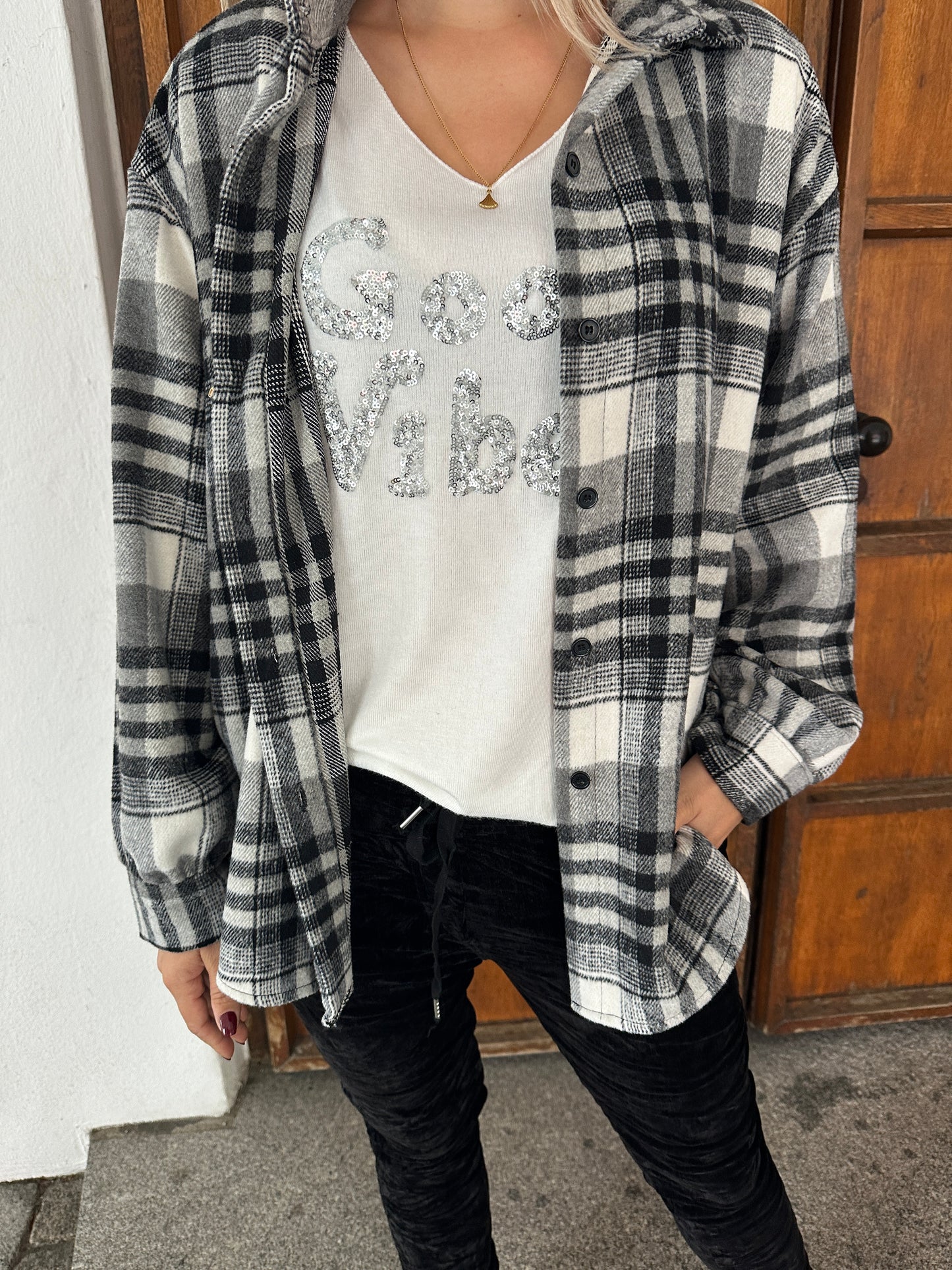 bluse in schwarz/wollweiß (karo) mit goldenen spangen sind abnehmbar