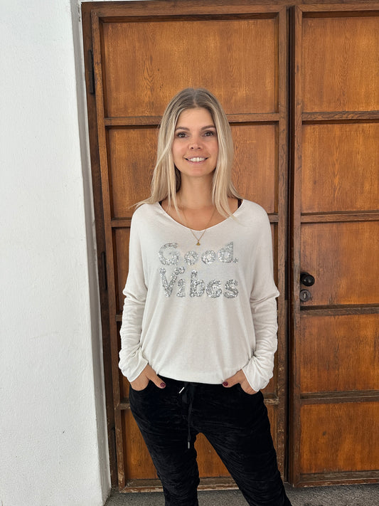 Shirt in Wollweiß mit Glitzeraufschrift in Silber Good Vibes
