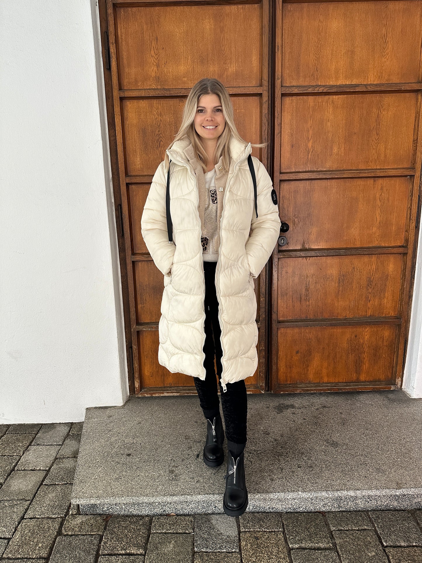 wintermantel in wollweiß