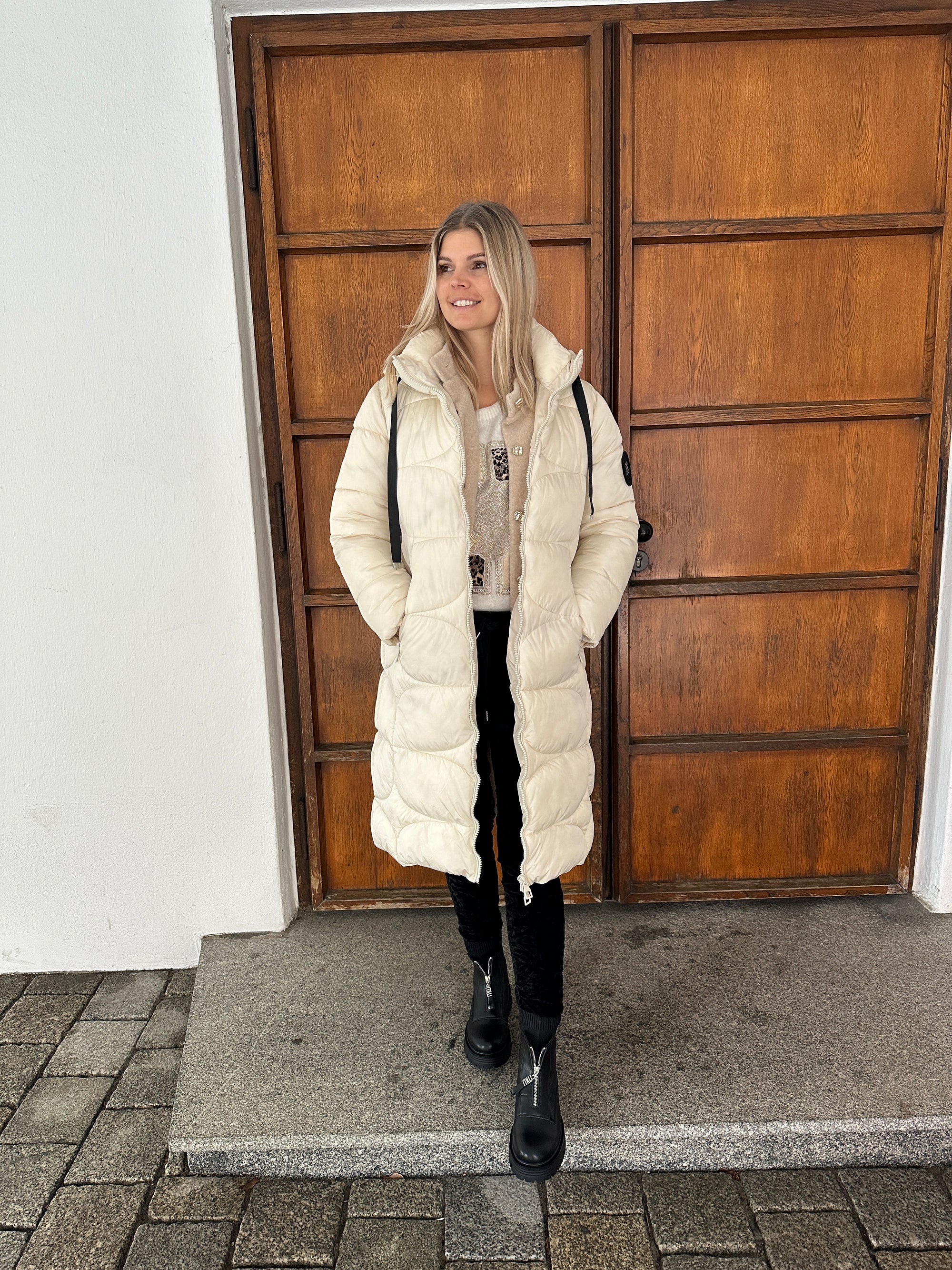 Wintermantel in Wollweiß