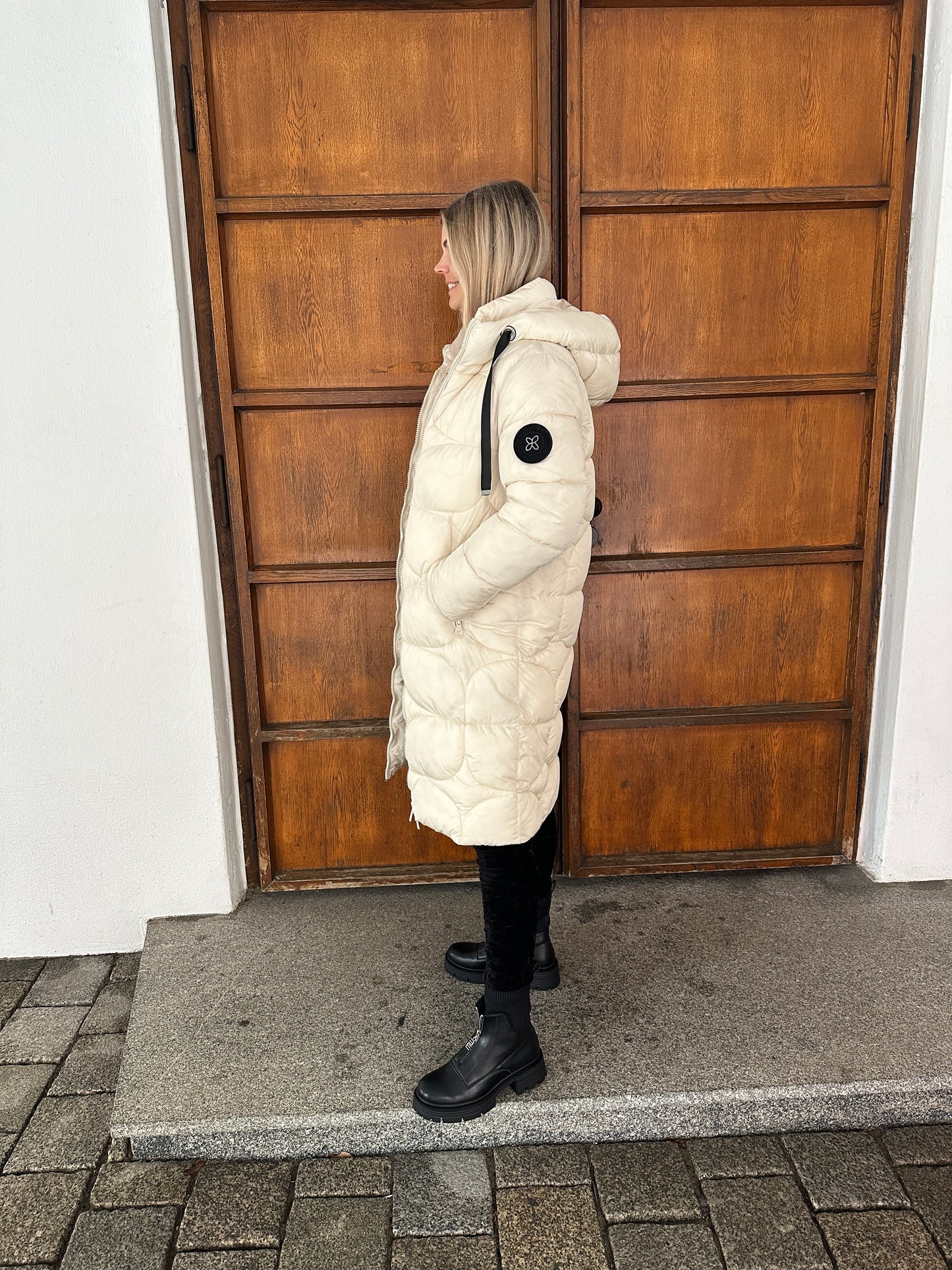 wintermantel in wollweiß