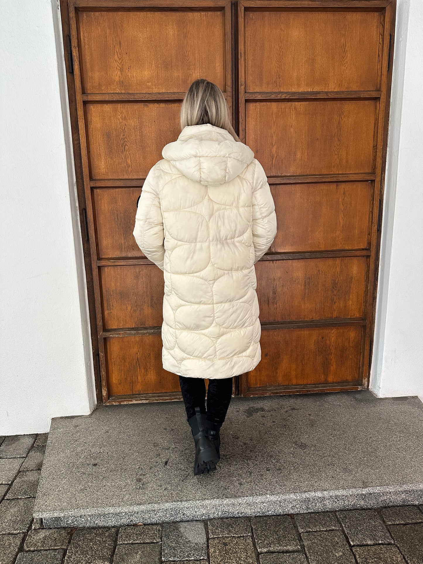 wintermantel in wollweiß