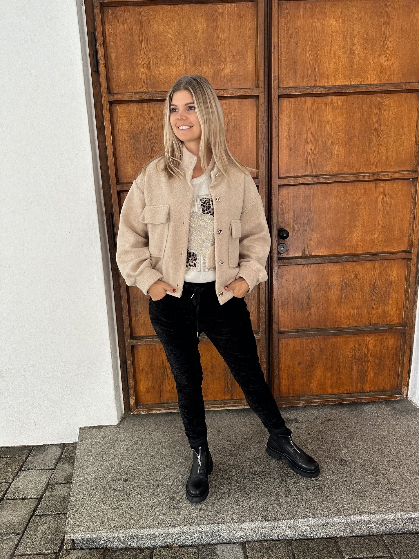 pullover kurzarm in wollweiß mit aufruck glitzer-leo