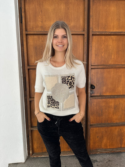 Pullover kurzarm in Wollweiß mit Aufruck Glitzer-Leo