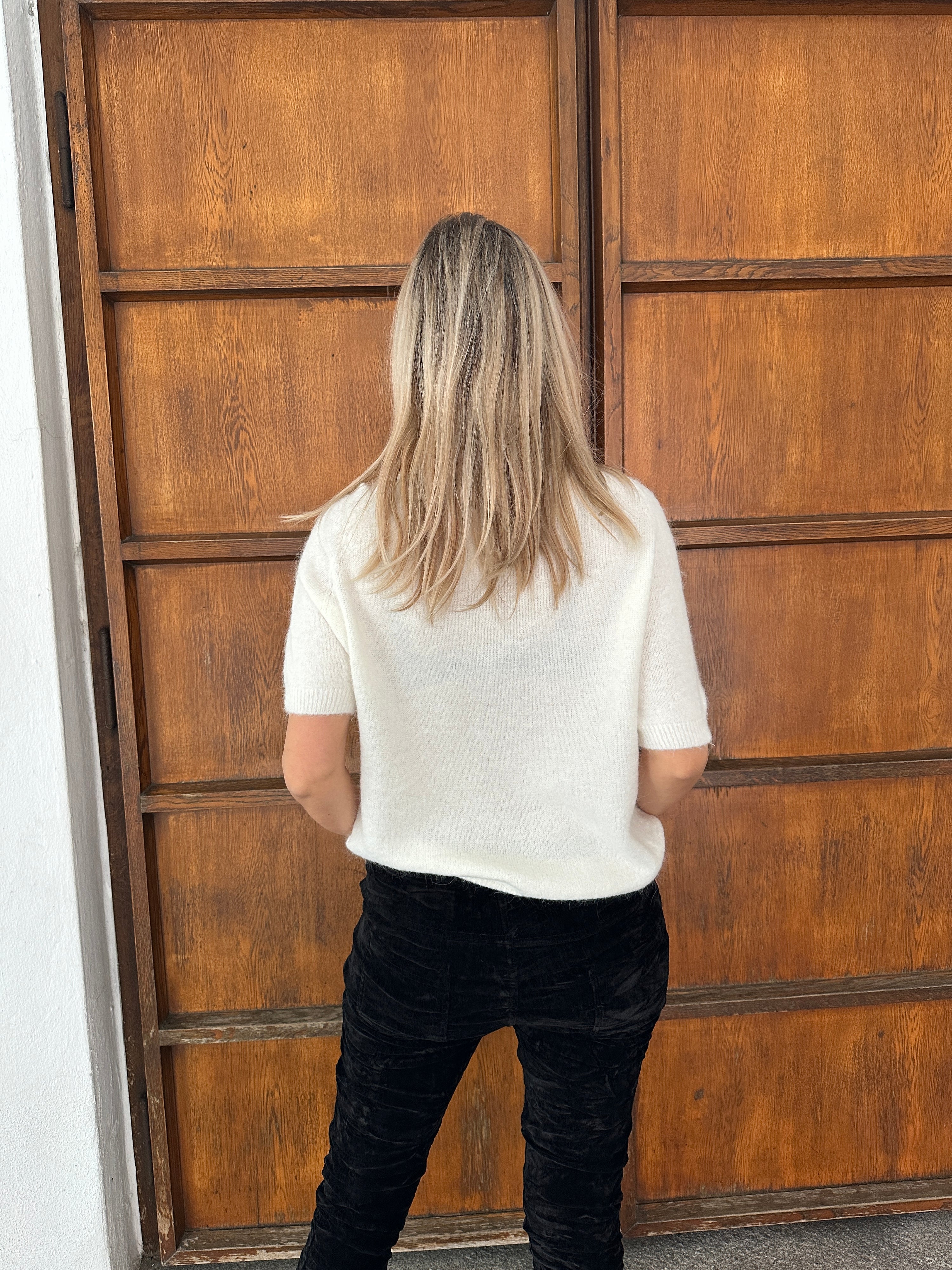 Pullover kurzarm in Wollweiß mit Aufruck Glitzer-Leo