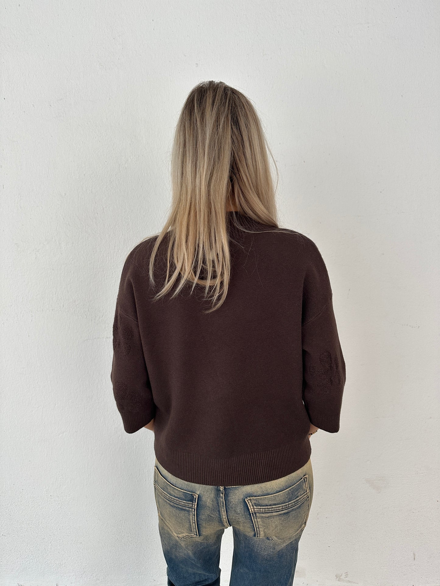 pullover in schokobraun mit blumenmuster