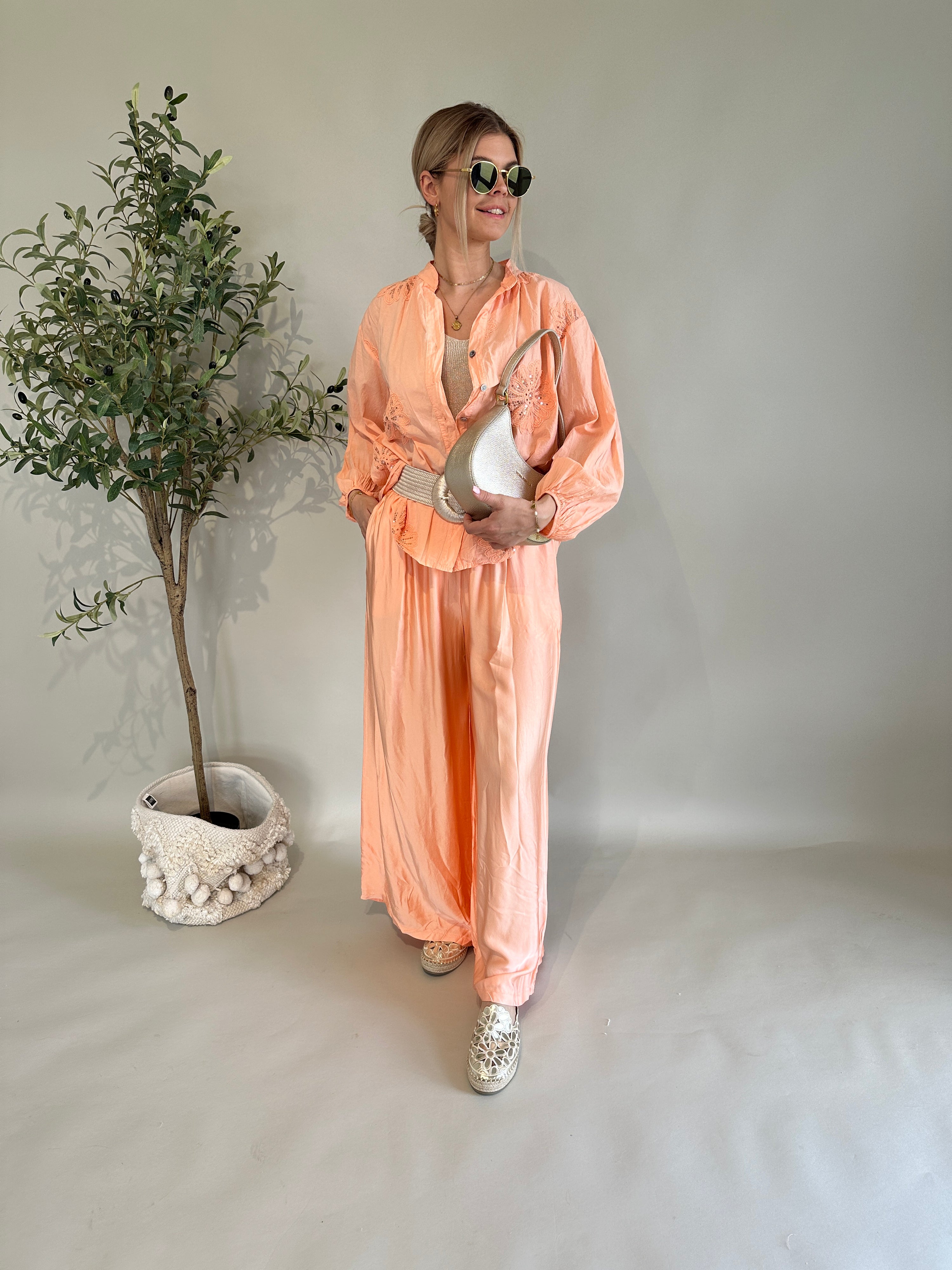 Hose Satin in Farbe Lachs mit weitem Bein