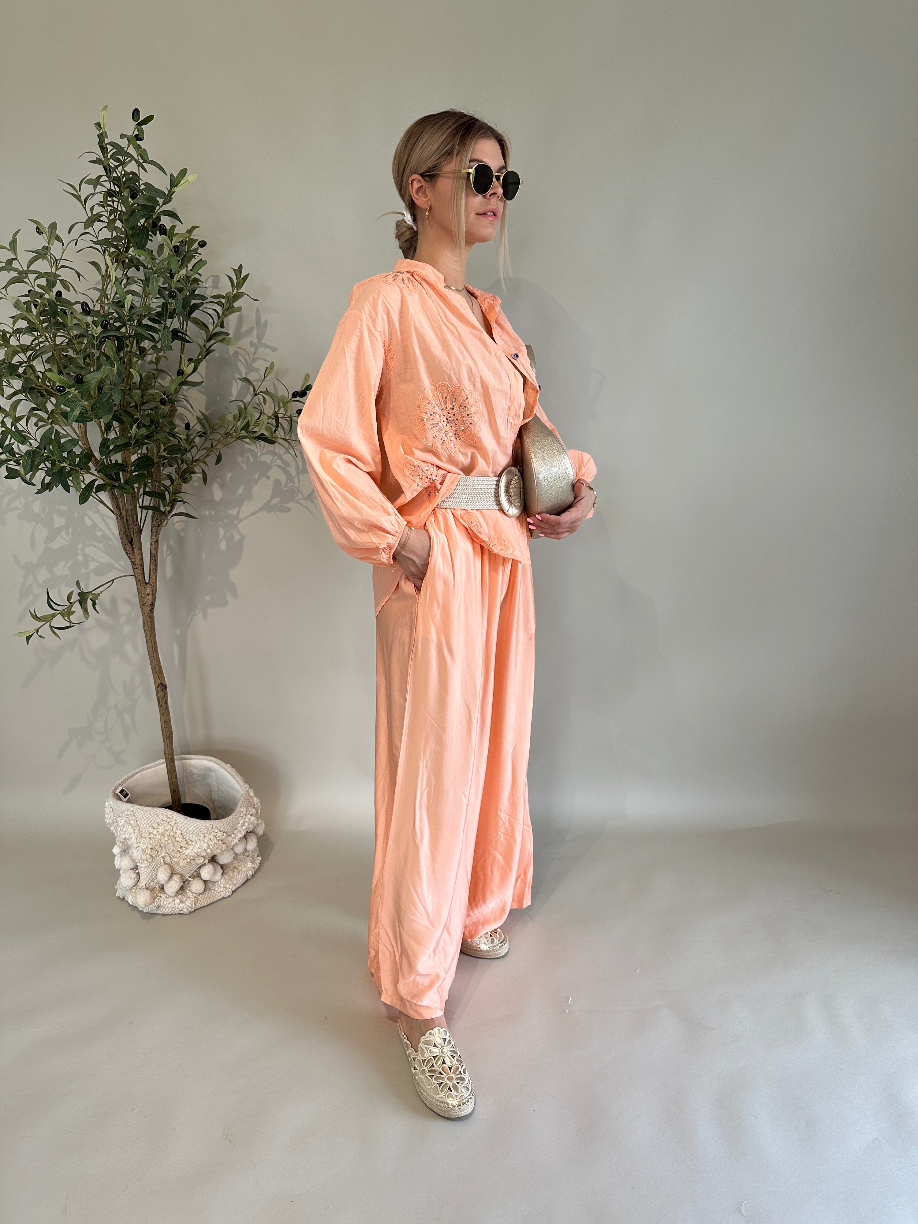 Hose Satin in Farbe Lachs mit weitem Bein