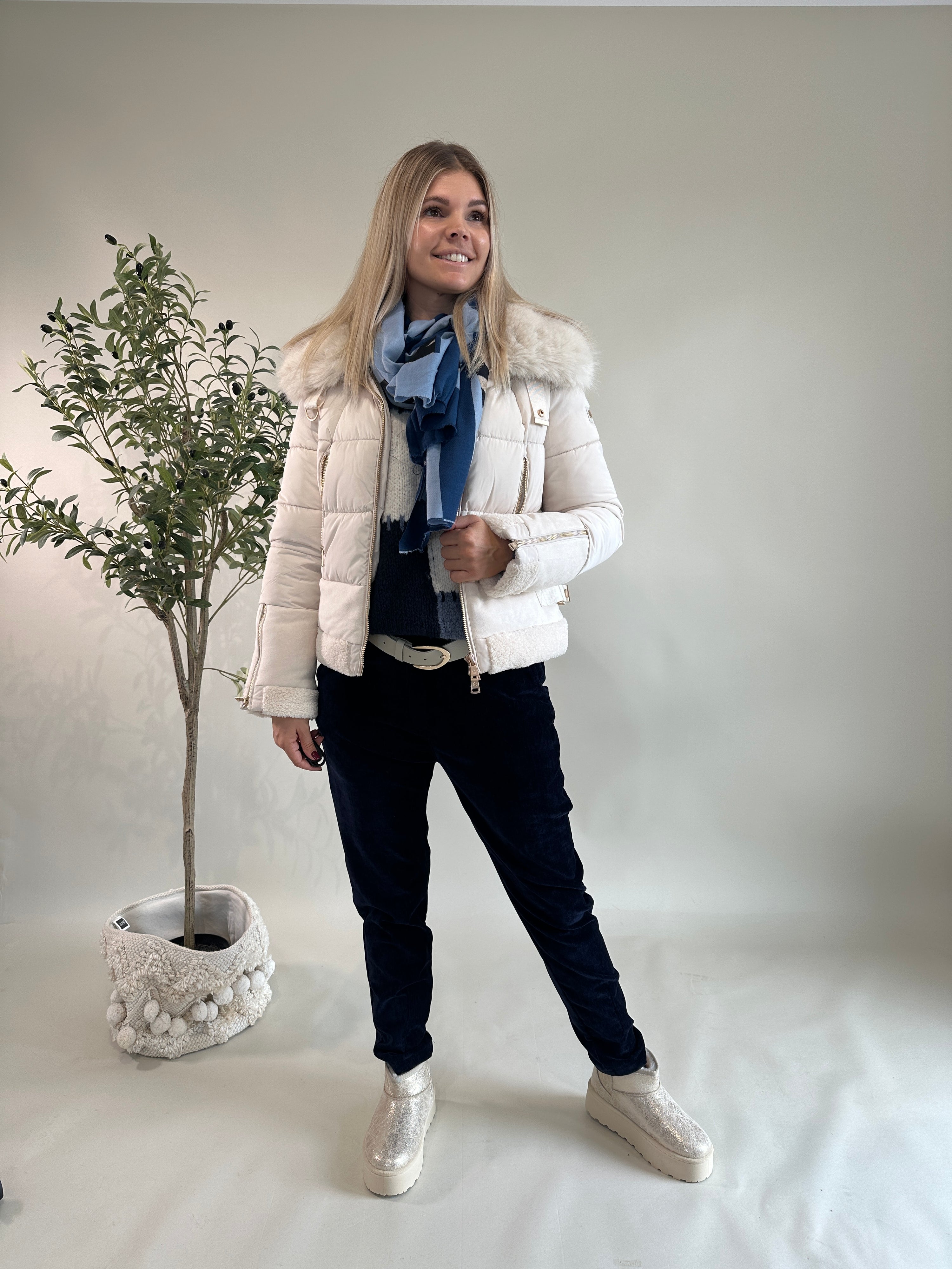 Winterjacke in Wollweiß mit Kunstpelzkragen