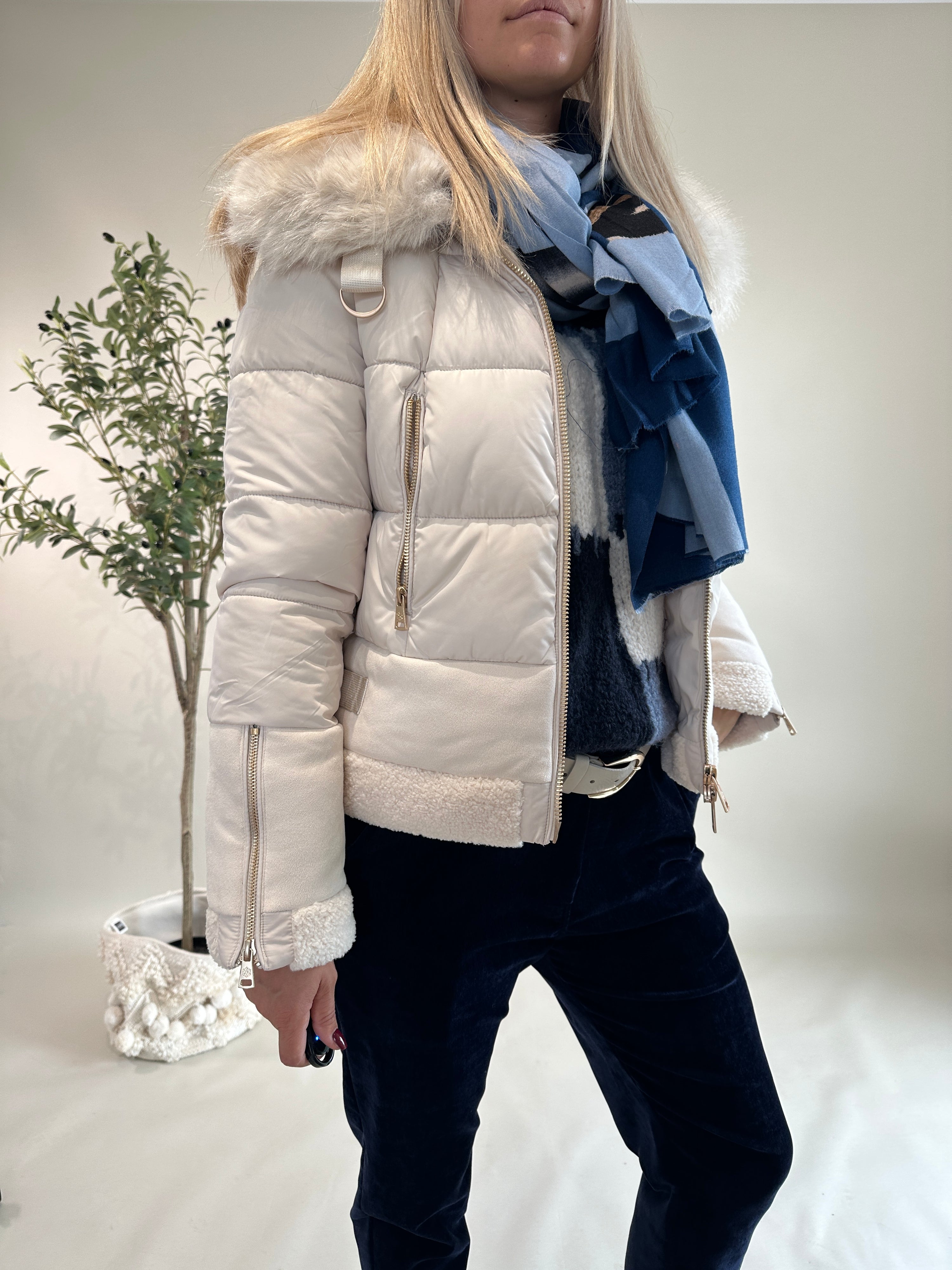 Winterjacke in Wollweiß mit Kunstpelzkragen