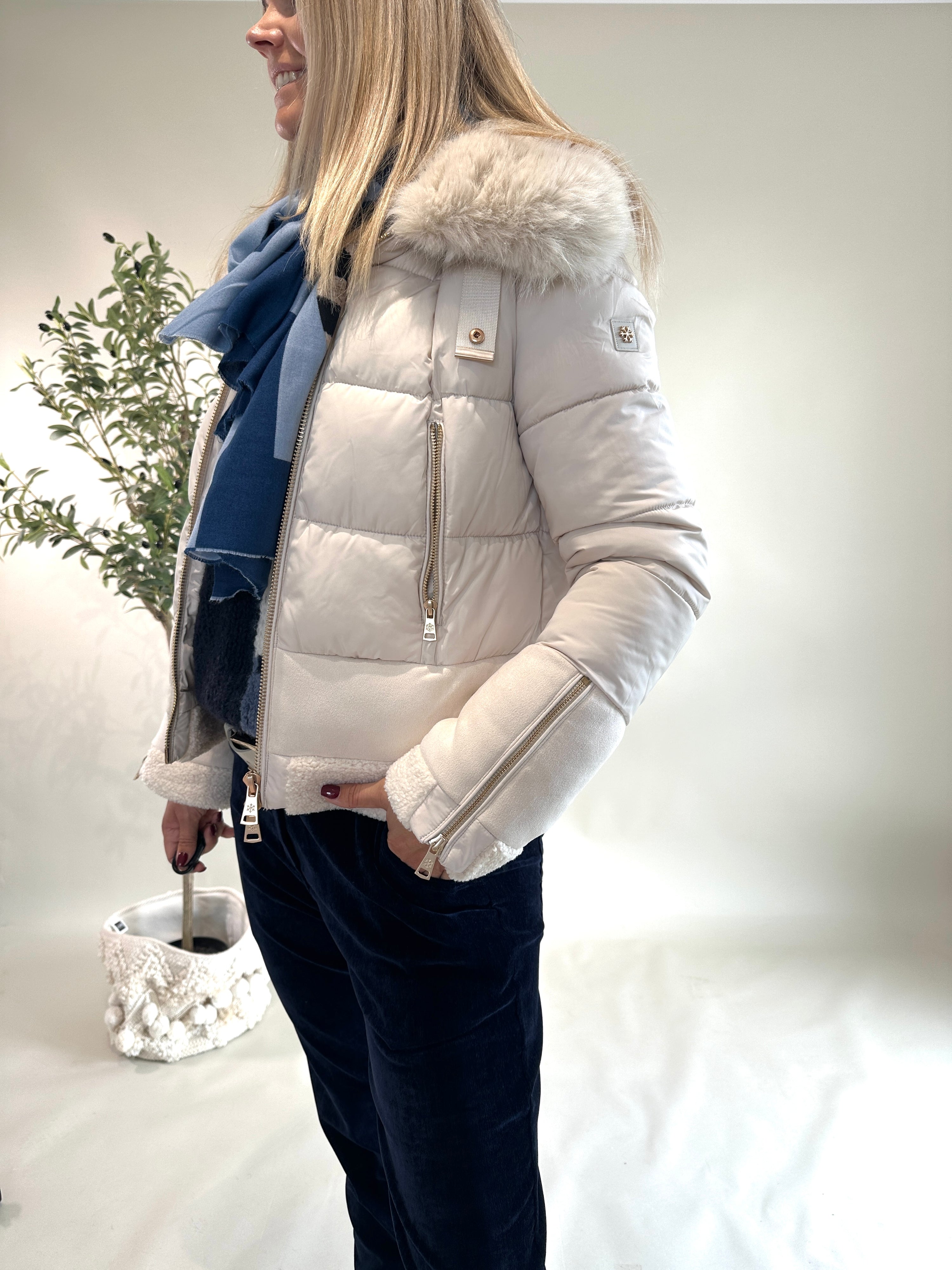 Winterjacke in Wollweiß mit Kunstpelzkragen