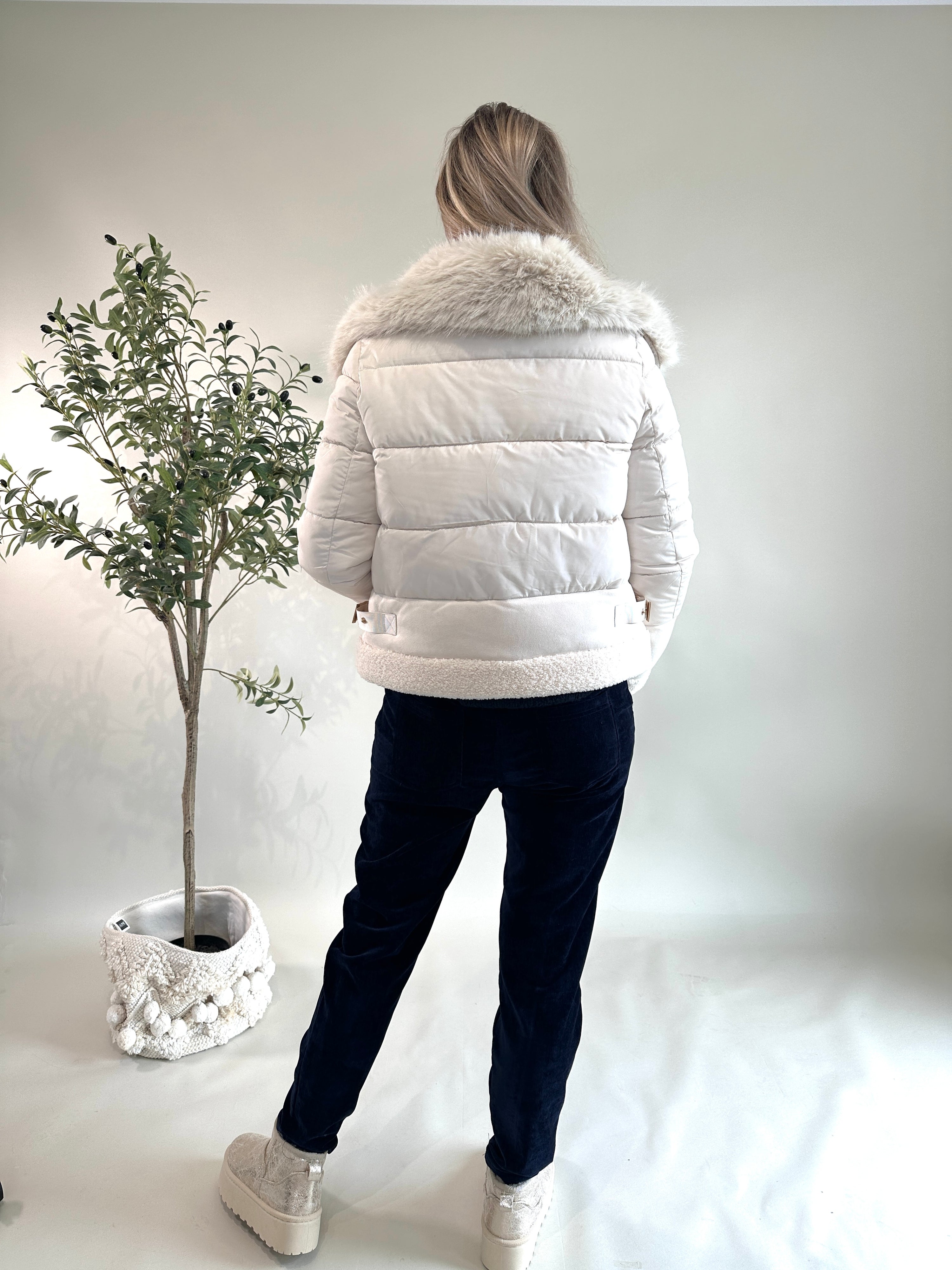 Winterjacke in Wollweiß mit Kunstpelzkragen