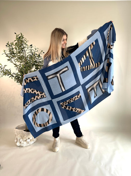 Schal in Blautöne mit Leo