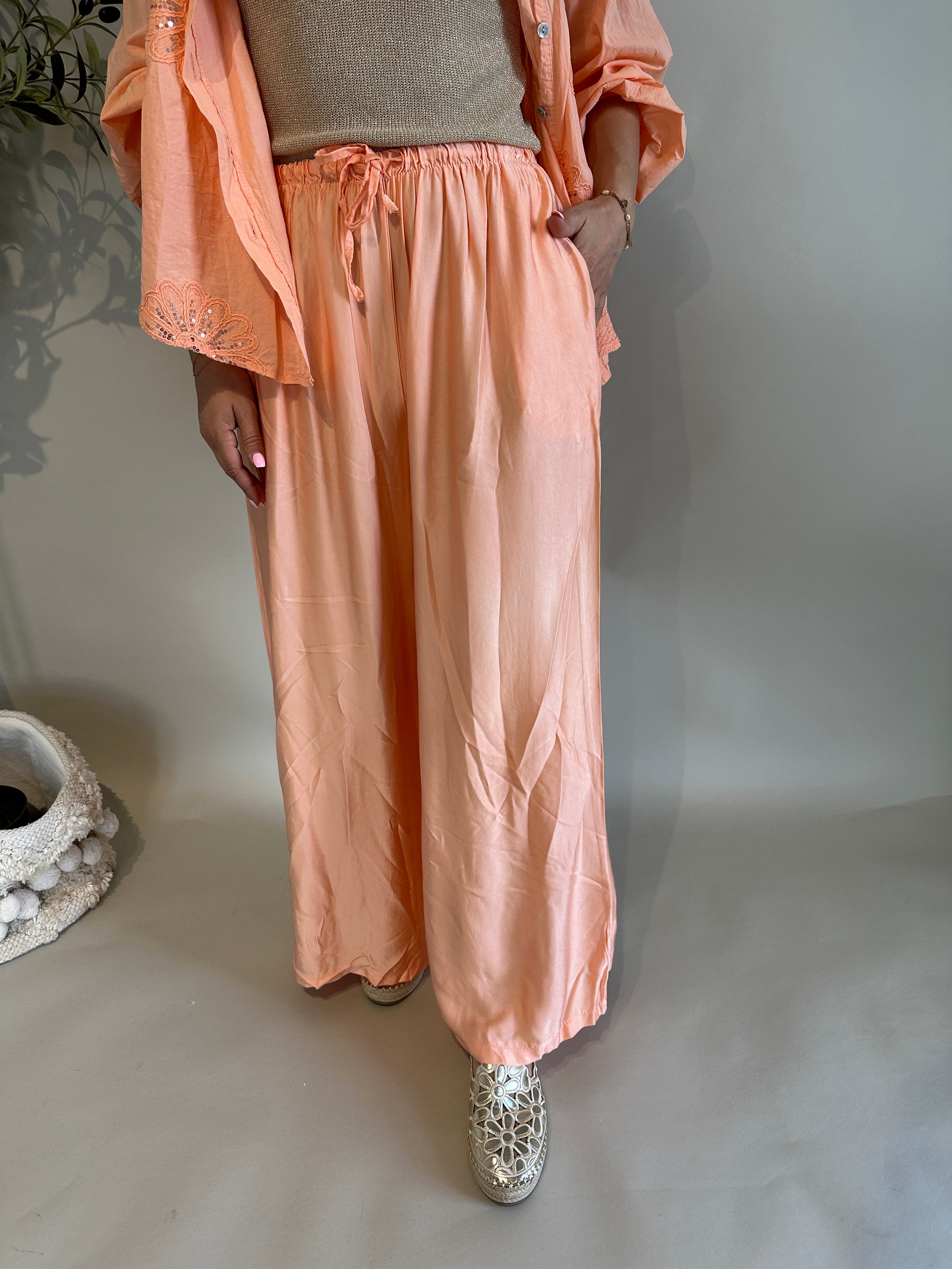 Hose Satin in Farbe Lachs mit weitem Bein