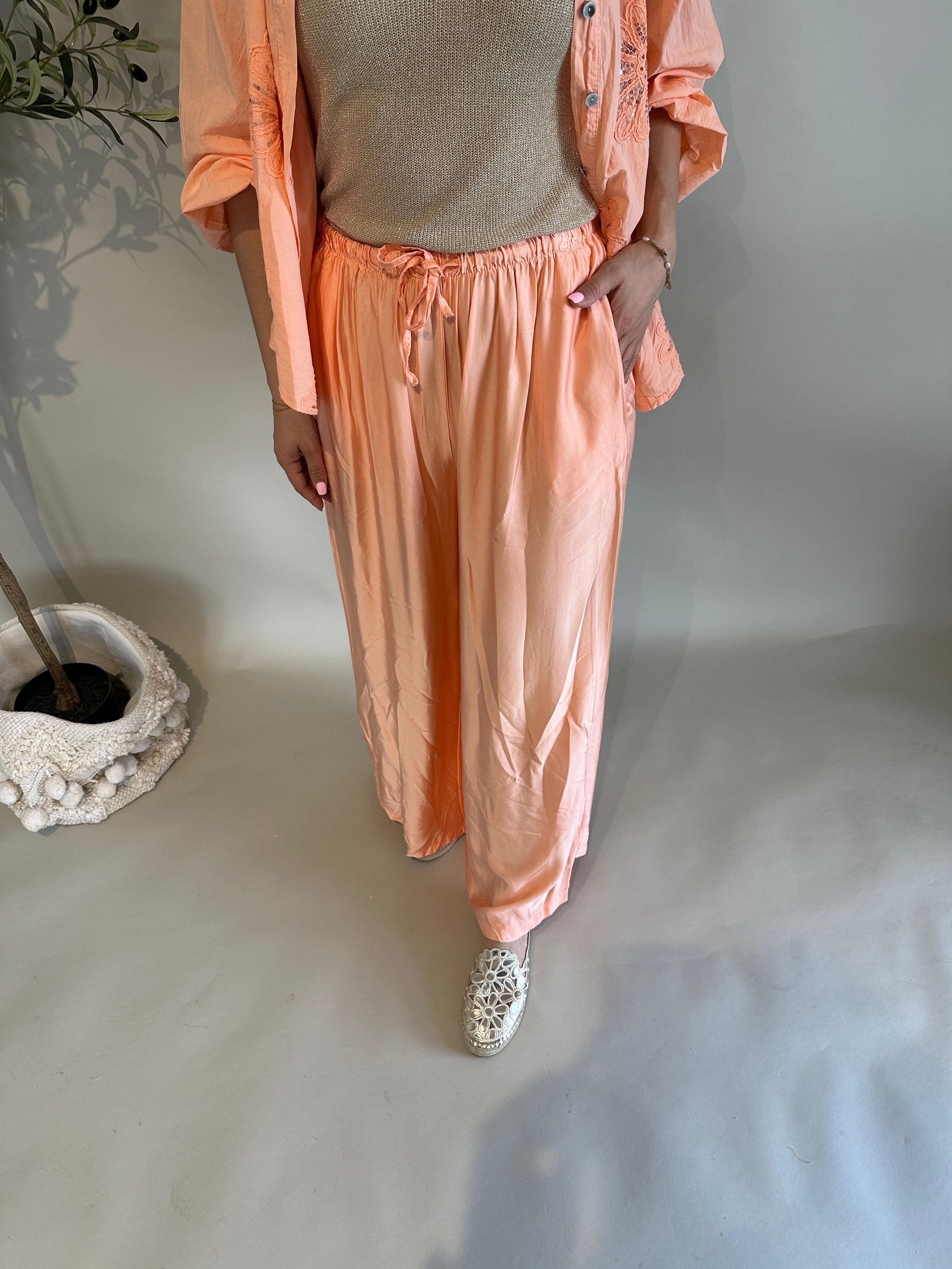 Hose Satin in Farbe Lachs mit weitem Bein