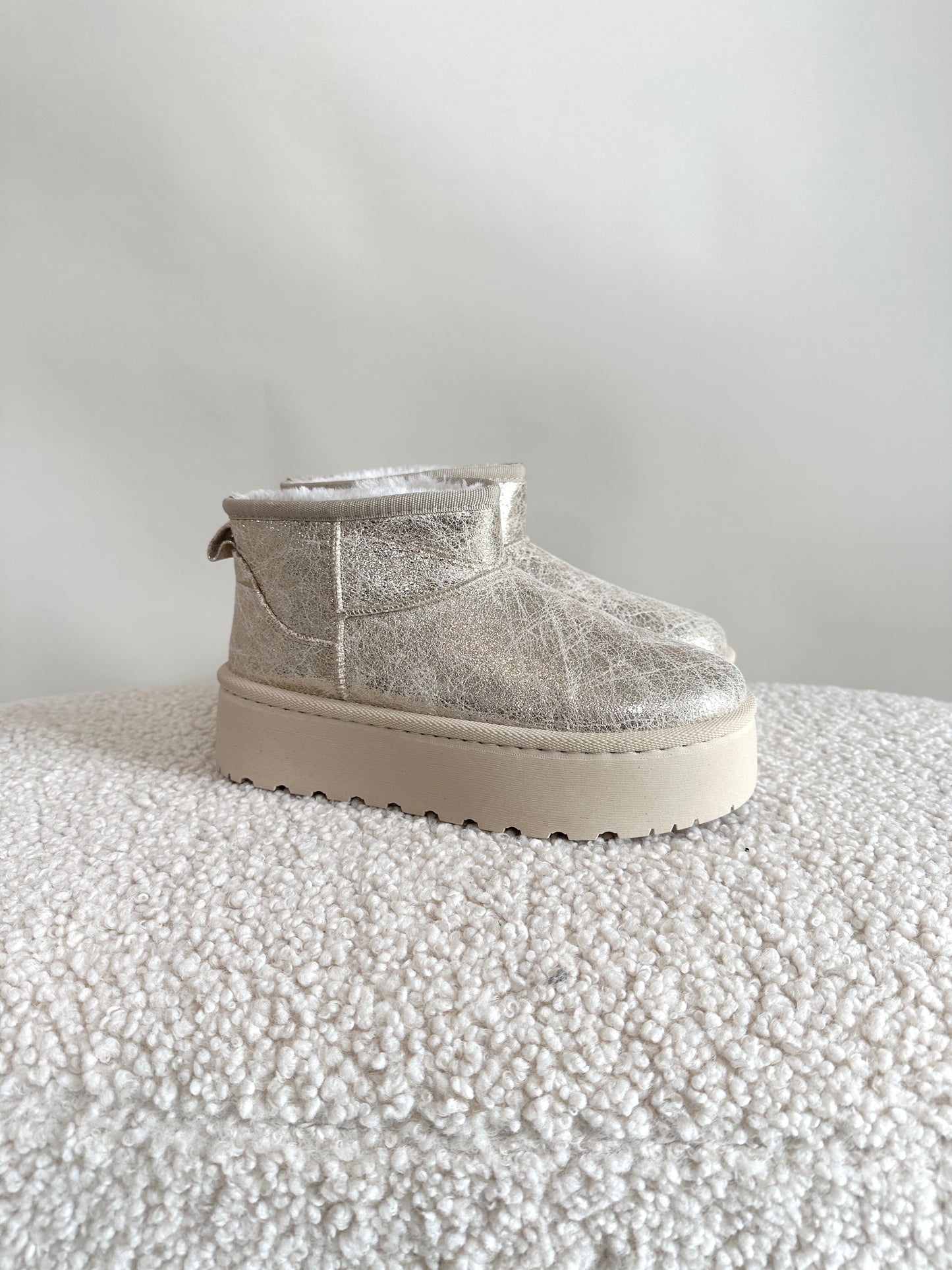 boots in wollweiß mit gold-glitzer