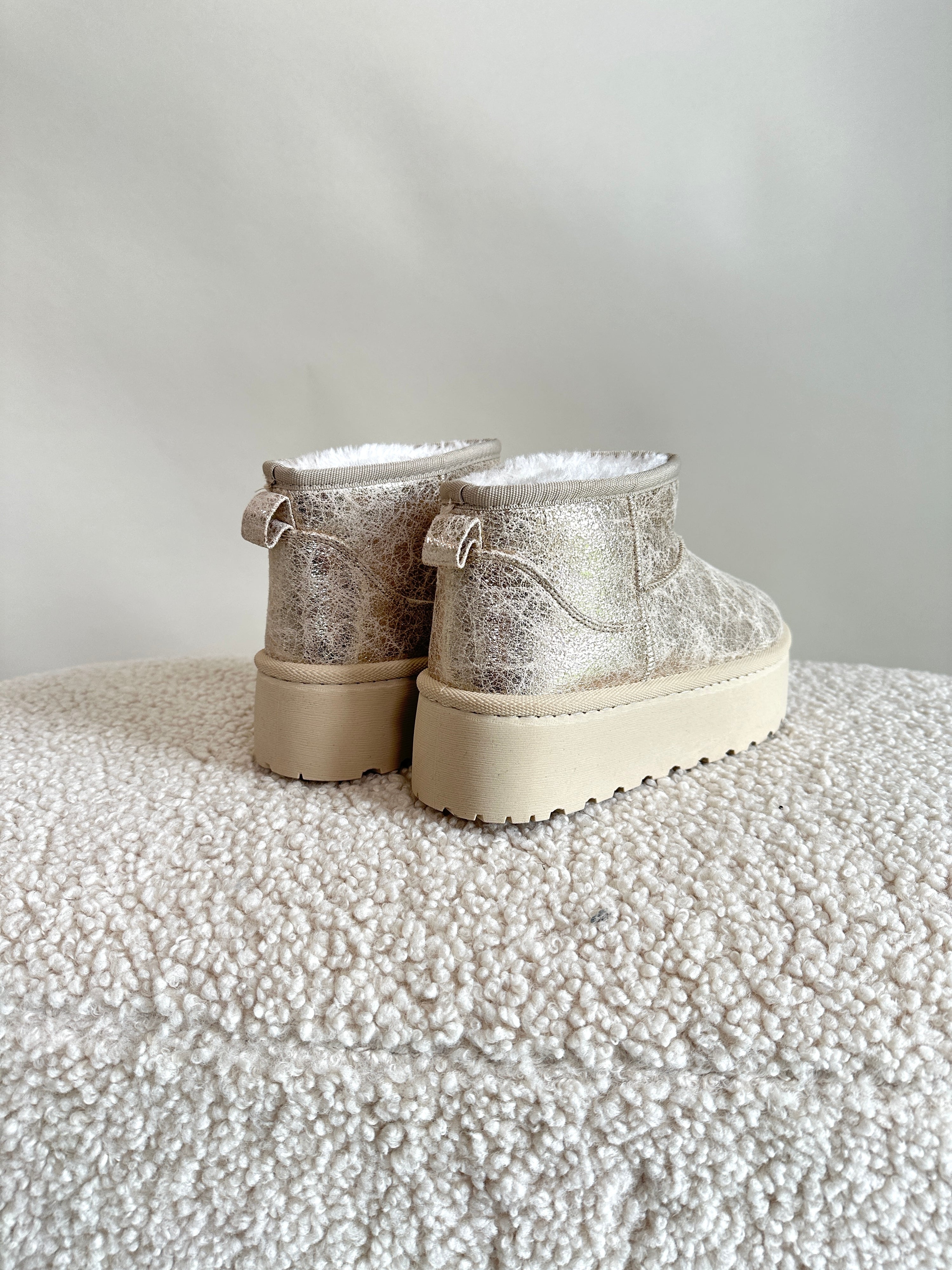 Boots in Wollweiß mit Gold-Glitzer