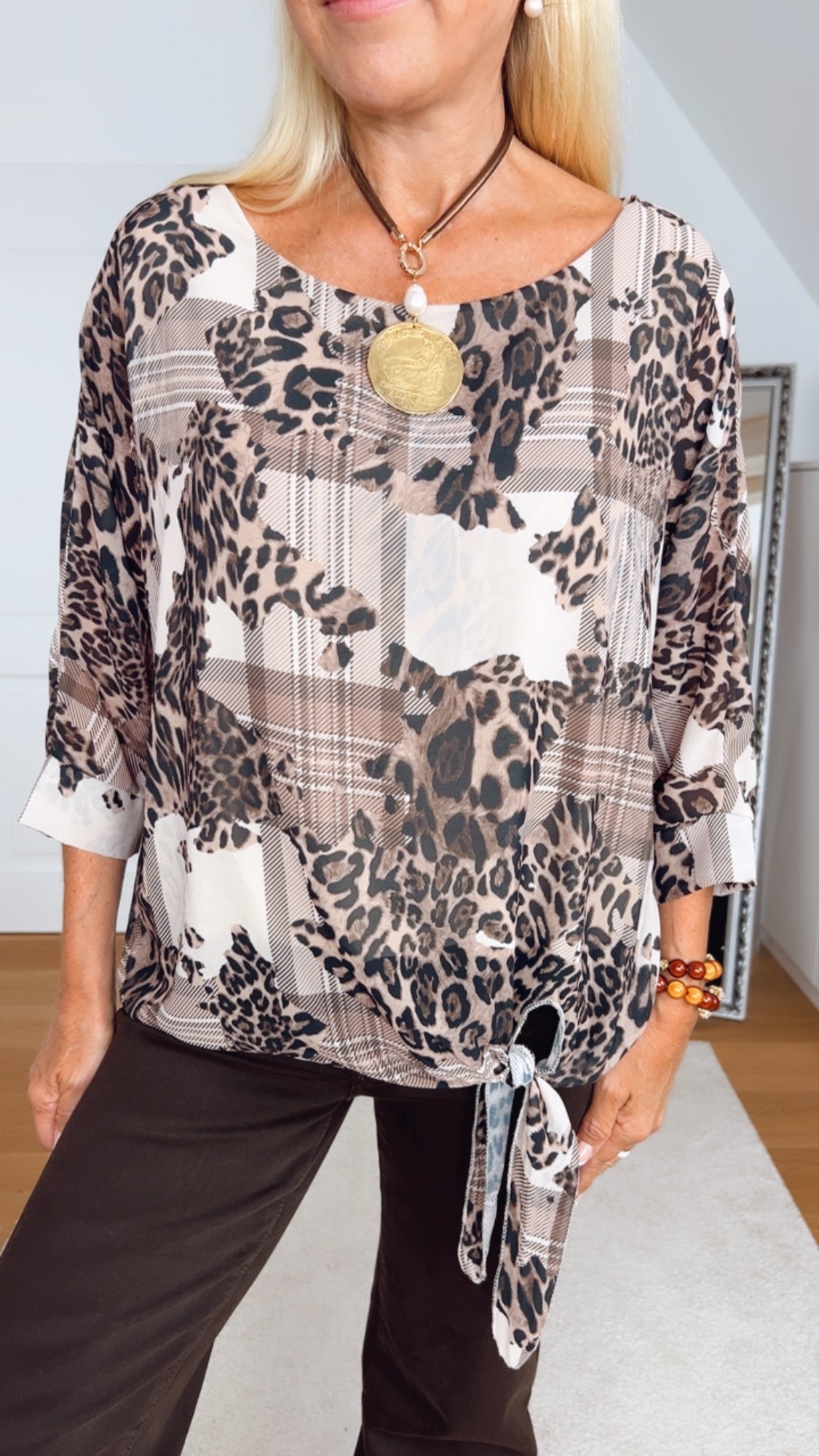 bluse vorne seitlich zum binden in schokobraun mit leomuster