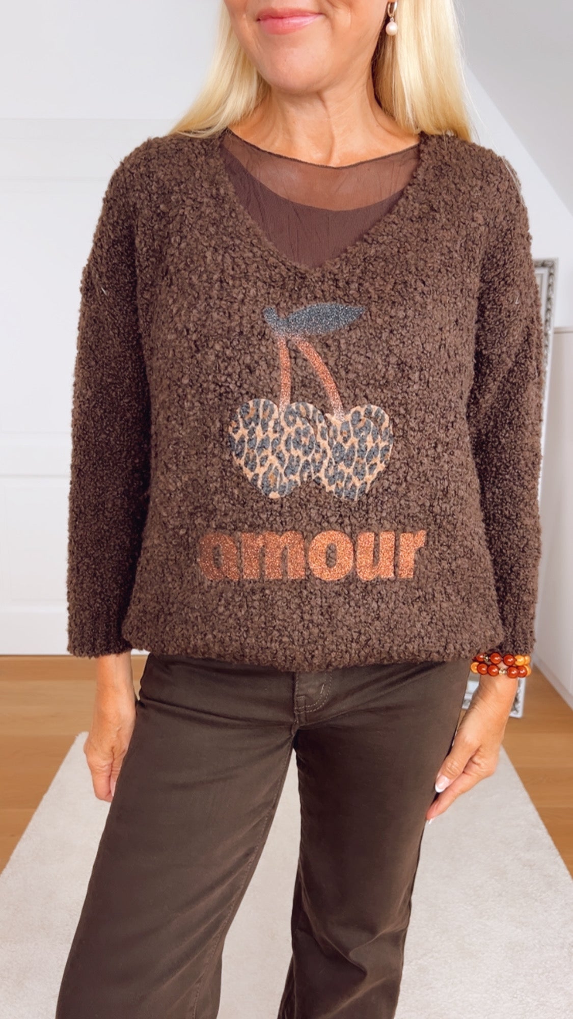 pullover in schokobraun mit leo-kirschen