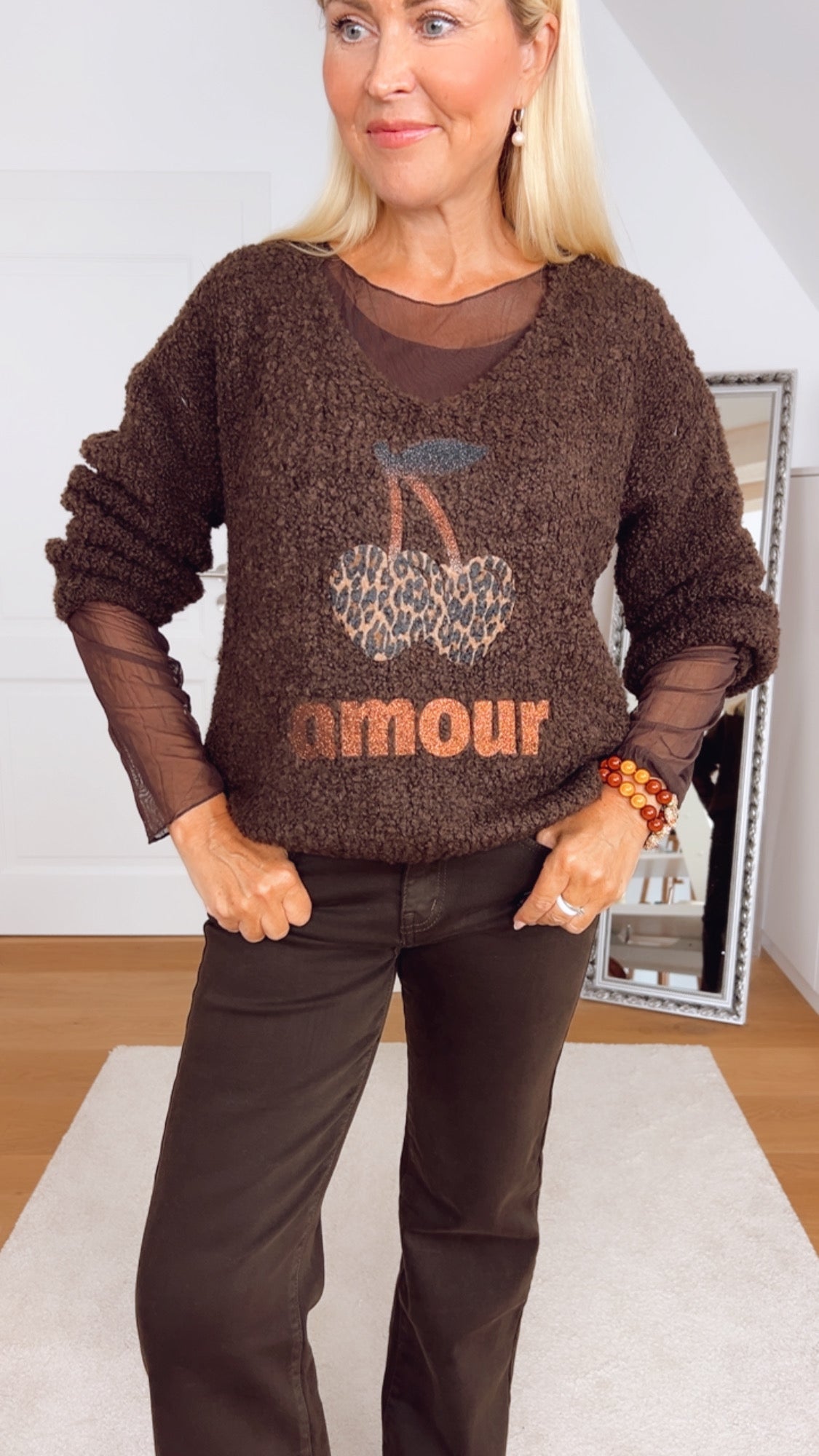 pullover in schokobraun mit leo-kirschen