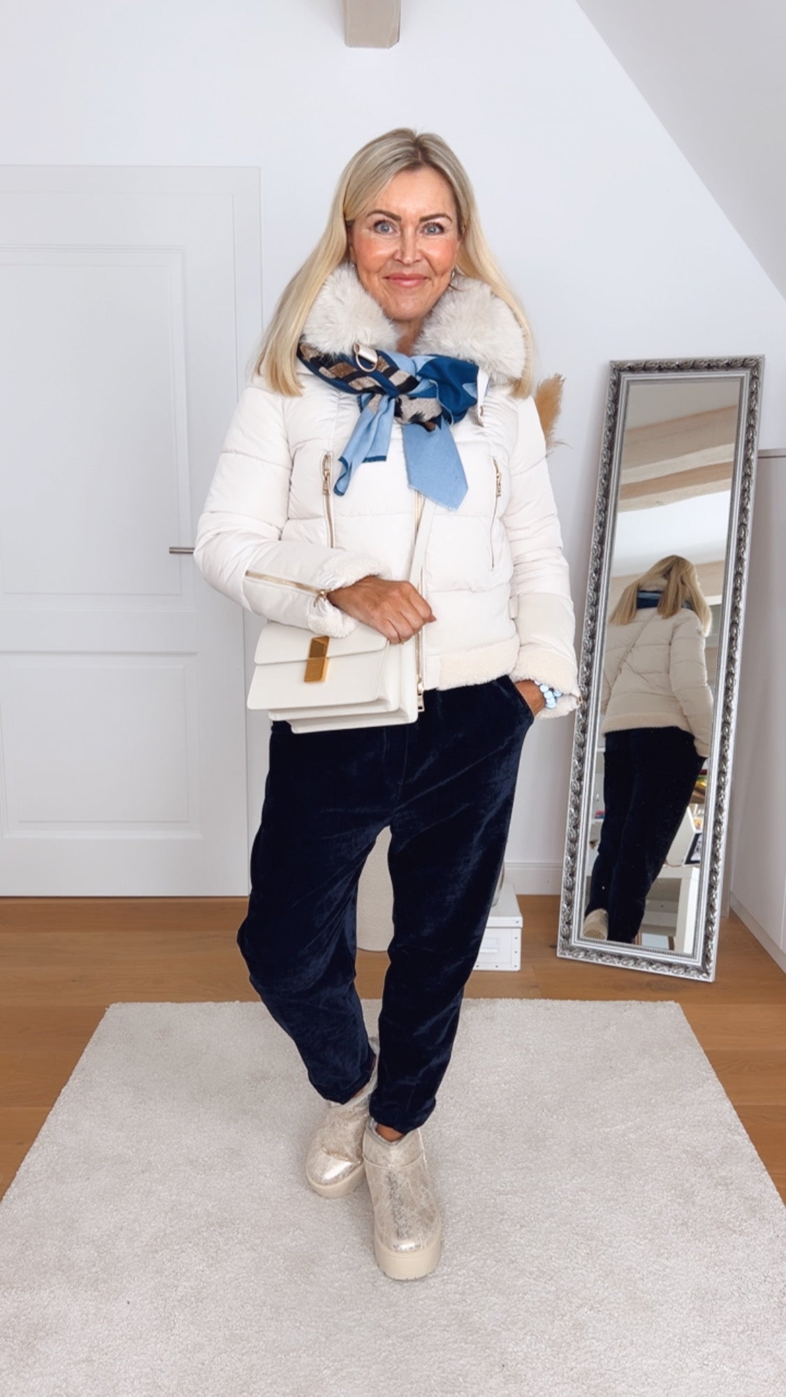 Winterjacke in Wollweiß mit Kunstpelzkragen