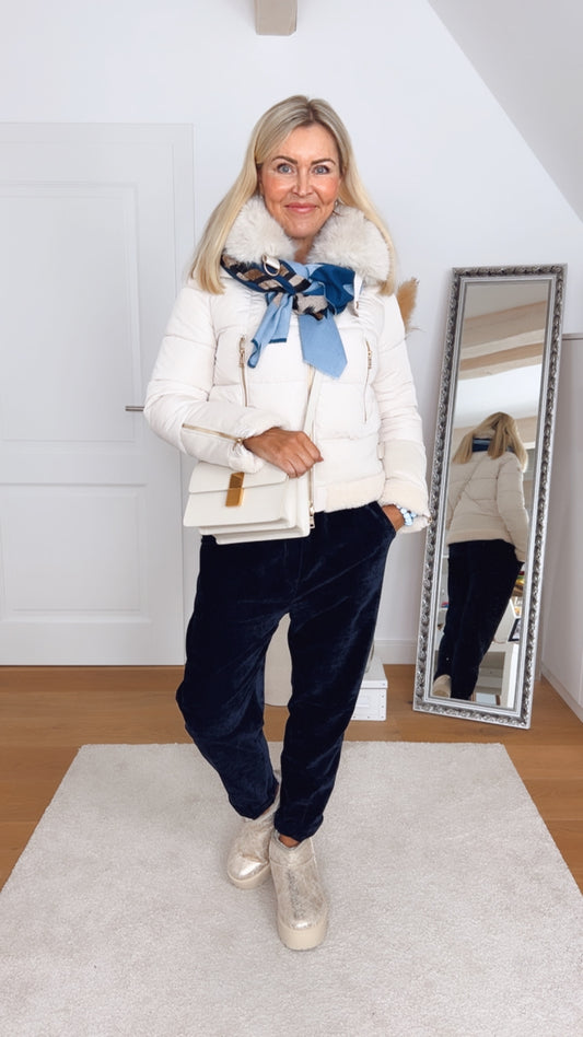 Winterjacke in Wollweiß mit Kunstpelzkragen
