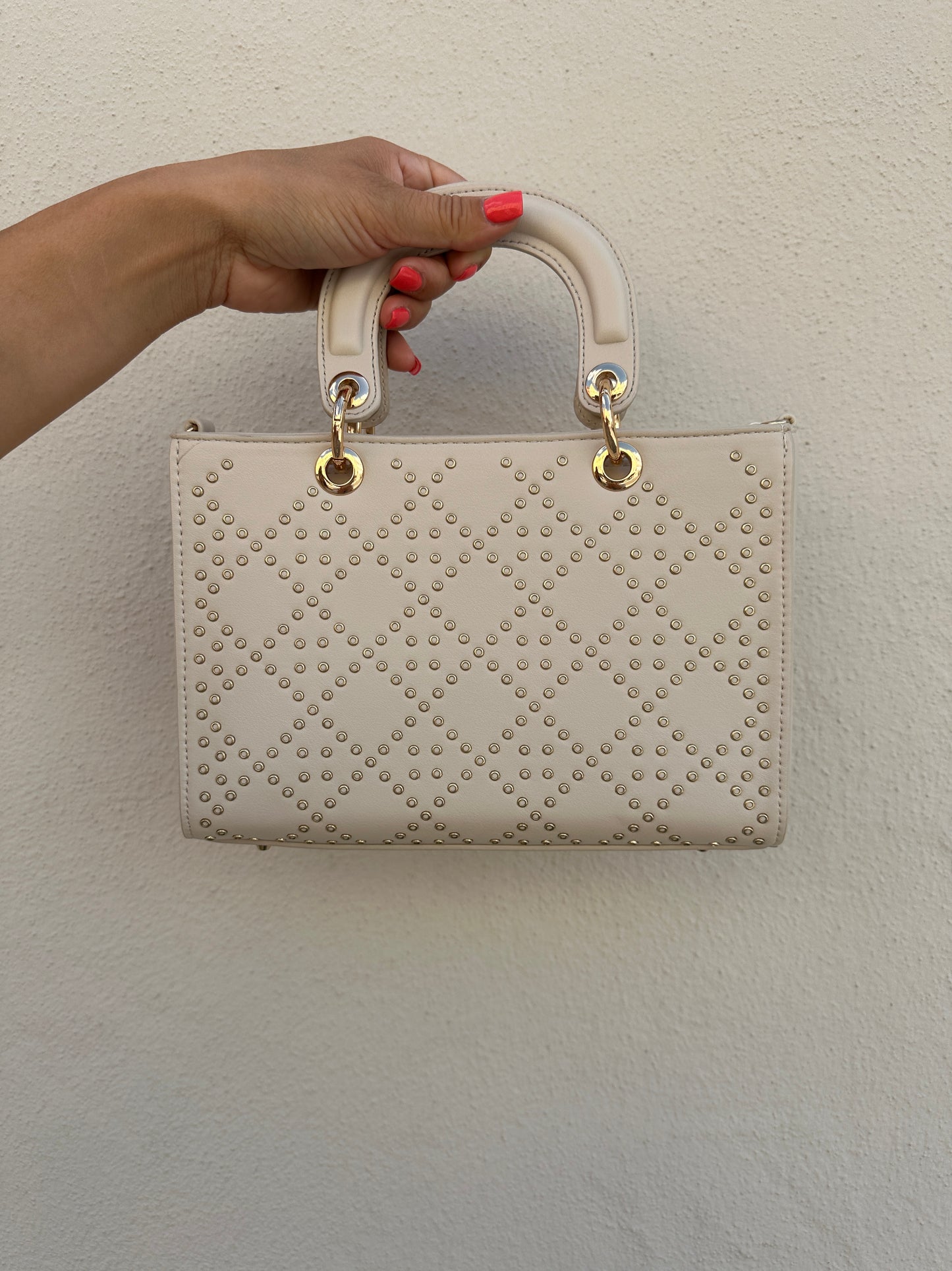 tasche in beige mit nieten