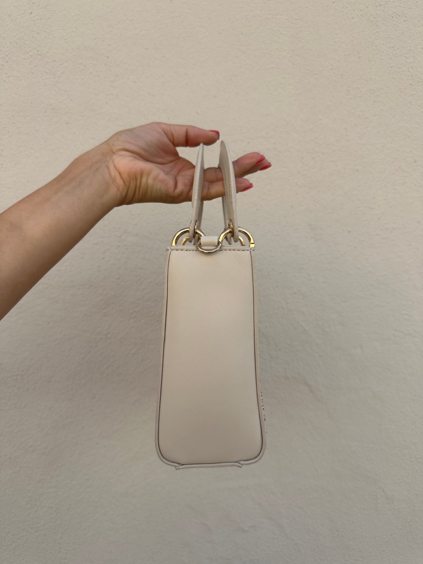 tasche in beige mit nieten