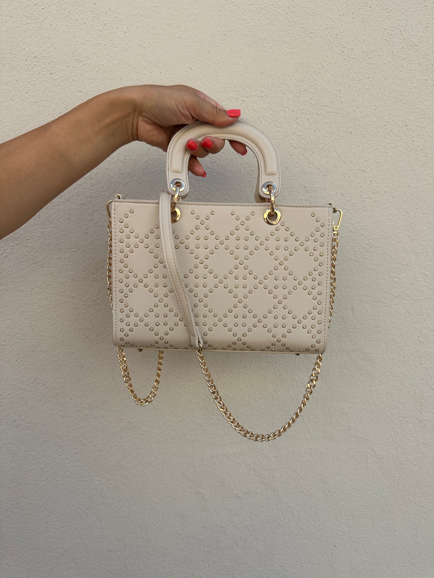 tasche in beige mit nieten