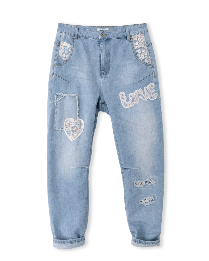 Jeans mit Aufnäher LOVE und Blumenmuster