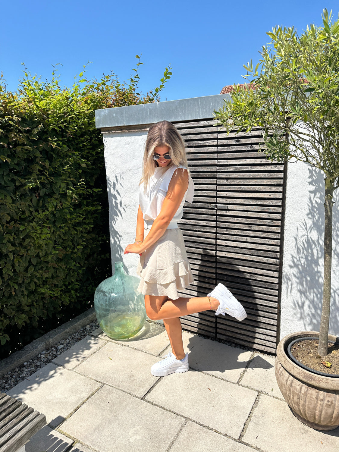 Rock in Beige und Weiß