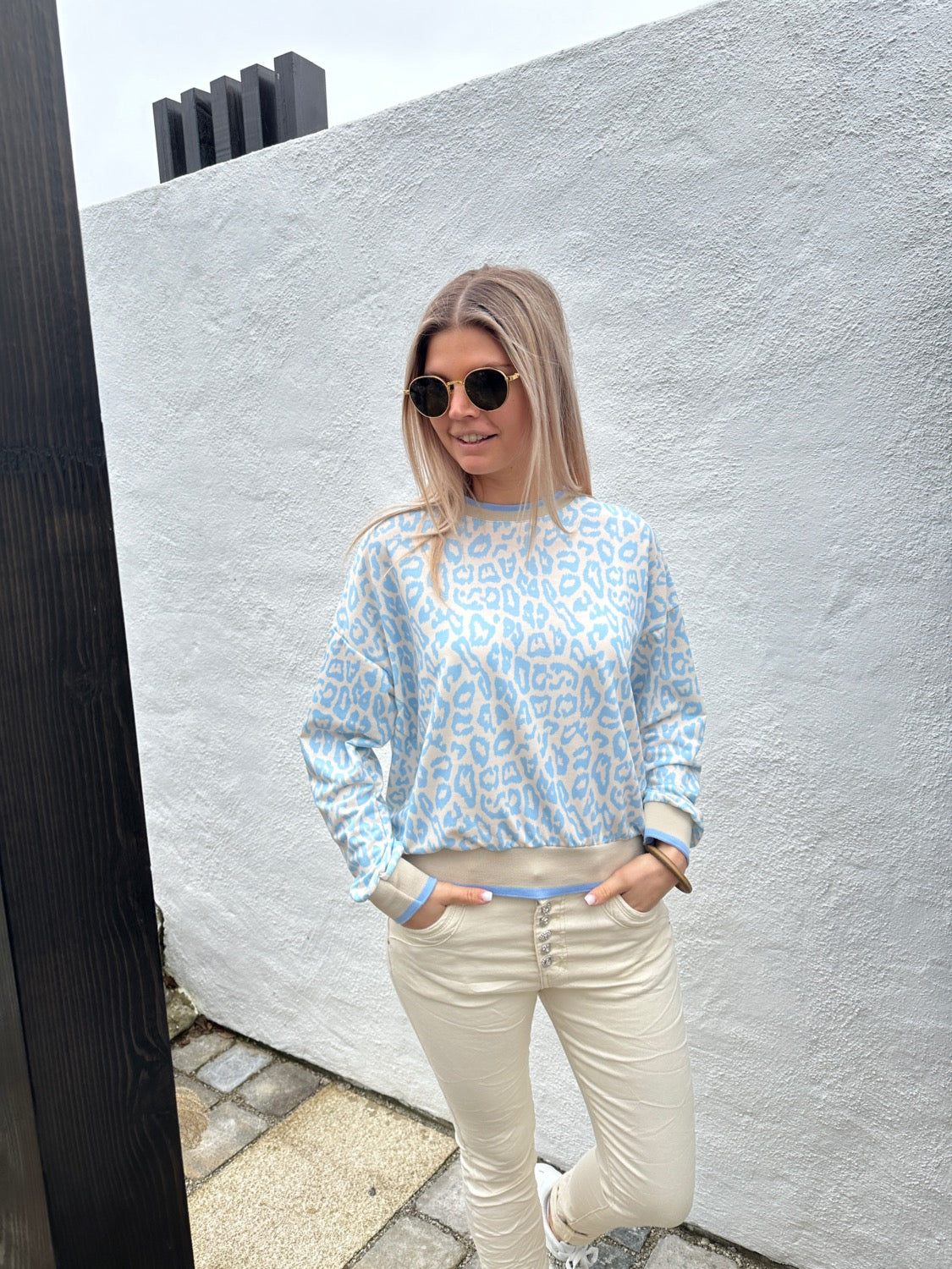 pullover in hellblau mit leo