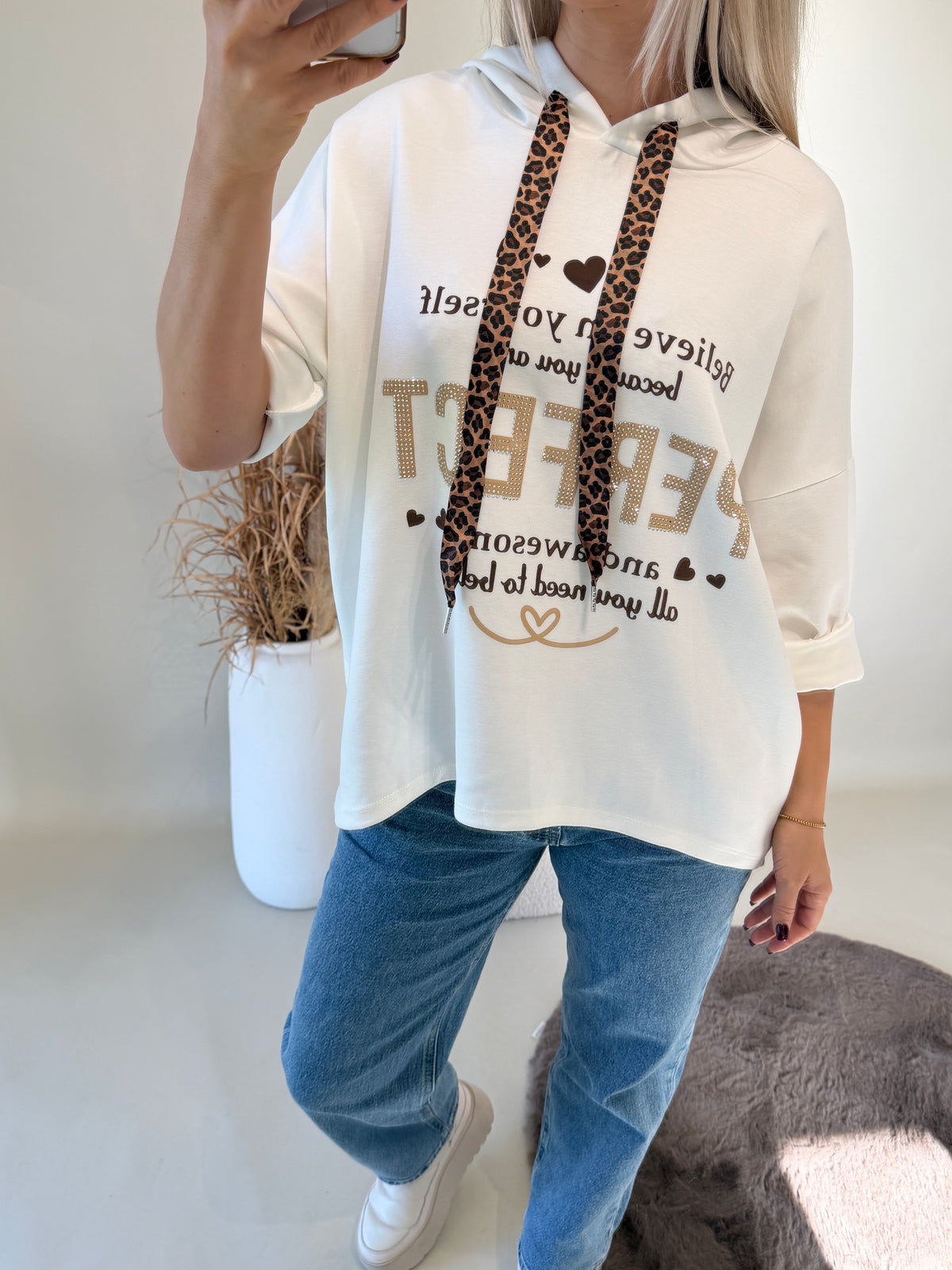 Sweatshirt in Wollweiß mit Aufschrift in Glitzer ( PERFECT ) und Leopard