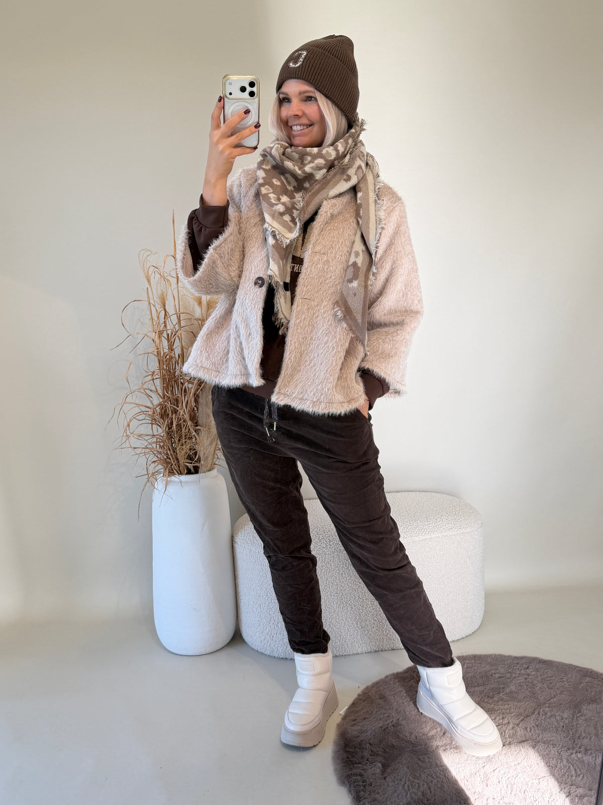 Jacke in Sand  ( Langhaar in Felloptik ) und leichte Trompetenärmel