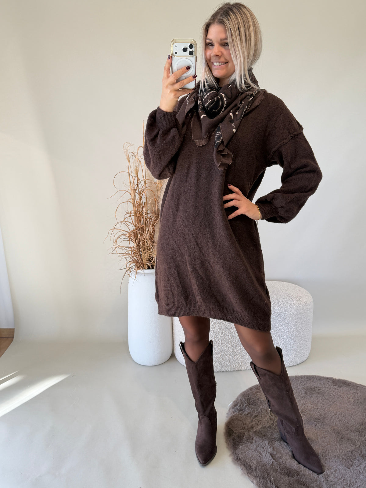 Strickkleid in Schokobraun und Olivgrün erhältlich mit kleinen Stehkragen
