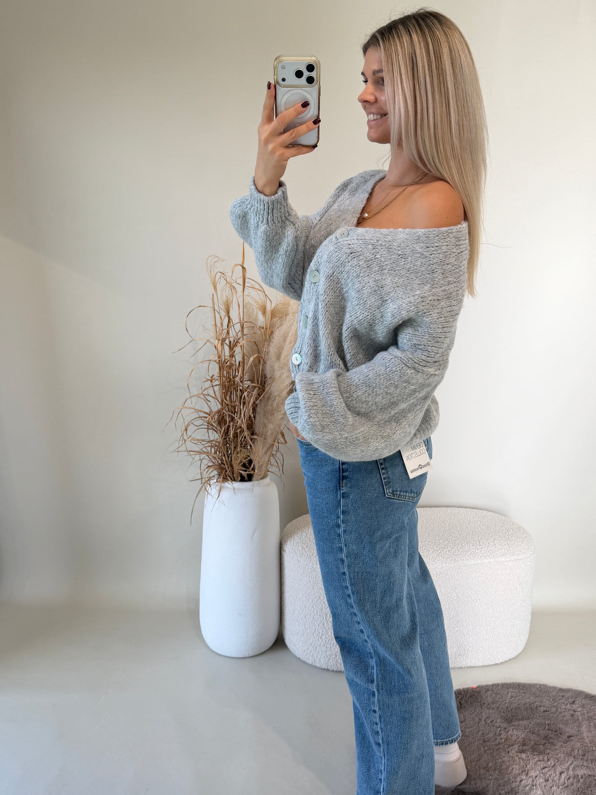 Strickjacke in Hellgrau mit Aufschrift in Rosa  ( C`est la vie )