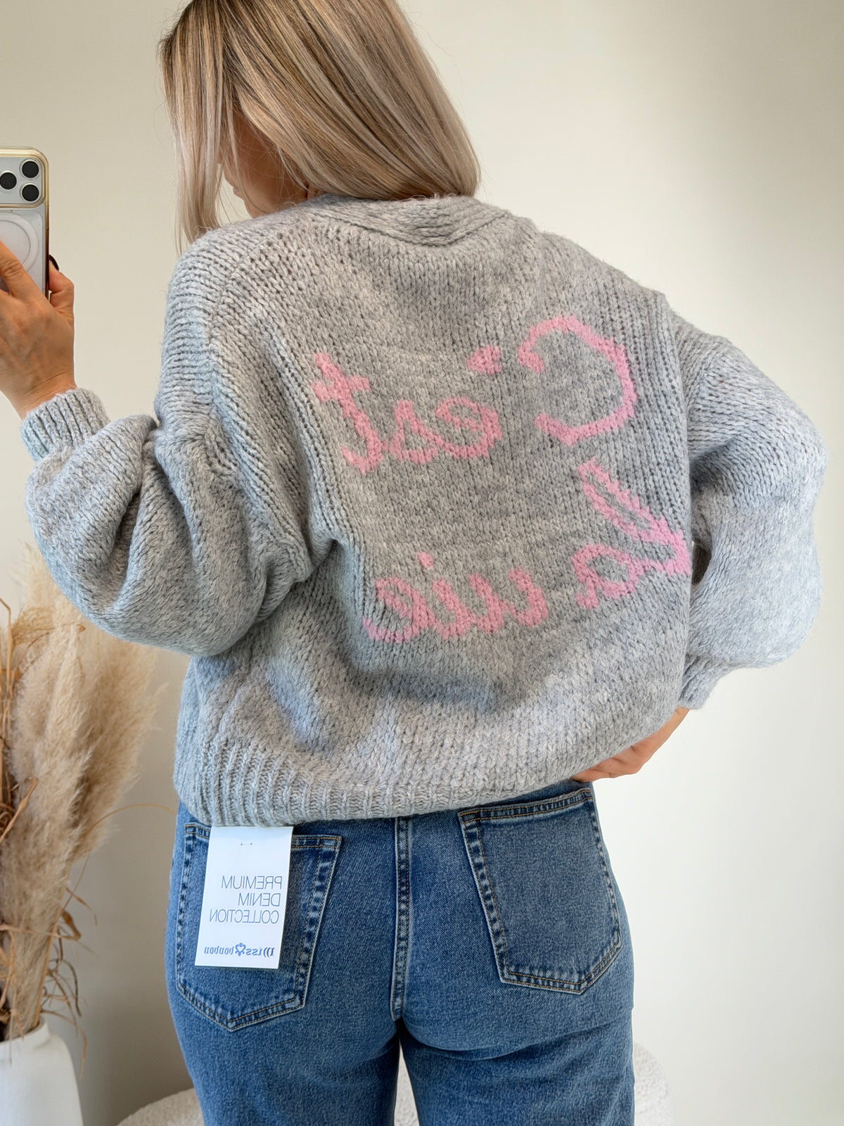 Strickjacke in Hellgrau mit Aufschrift in Rosa  ( C`est la vie )
