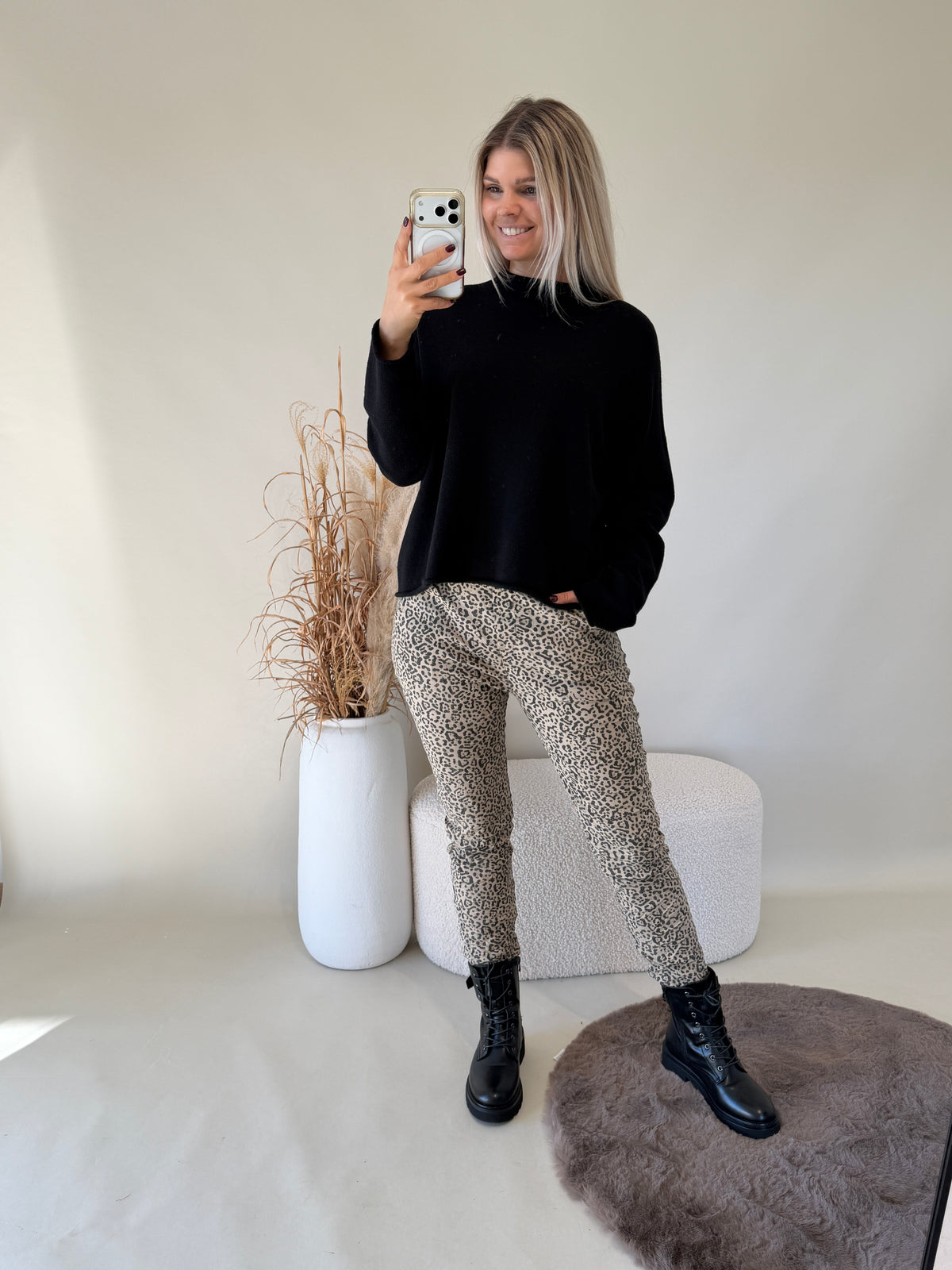 Pullover in Schwarz mit etwas höheren Kragen