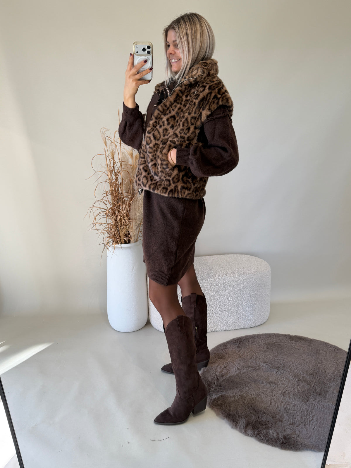 Strickkleid in Schokobraun und Olivgrün erhältlich mit kleinen Stehkragen