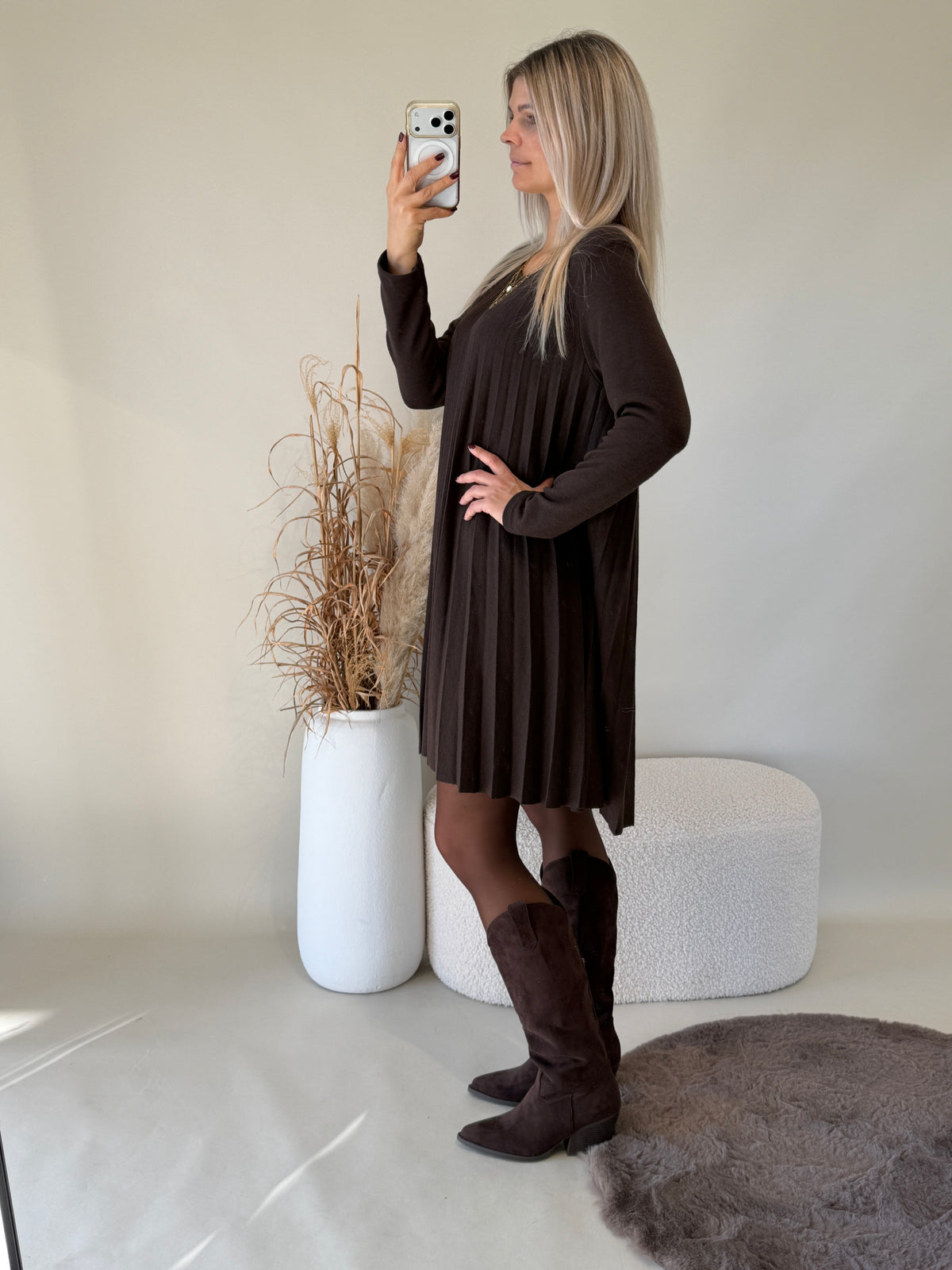 Strickkleid in Schokobraun  mit Kette in Plissee