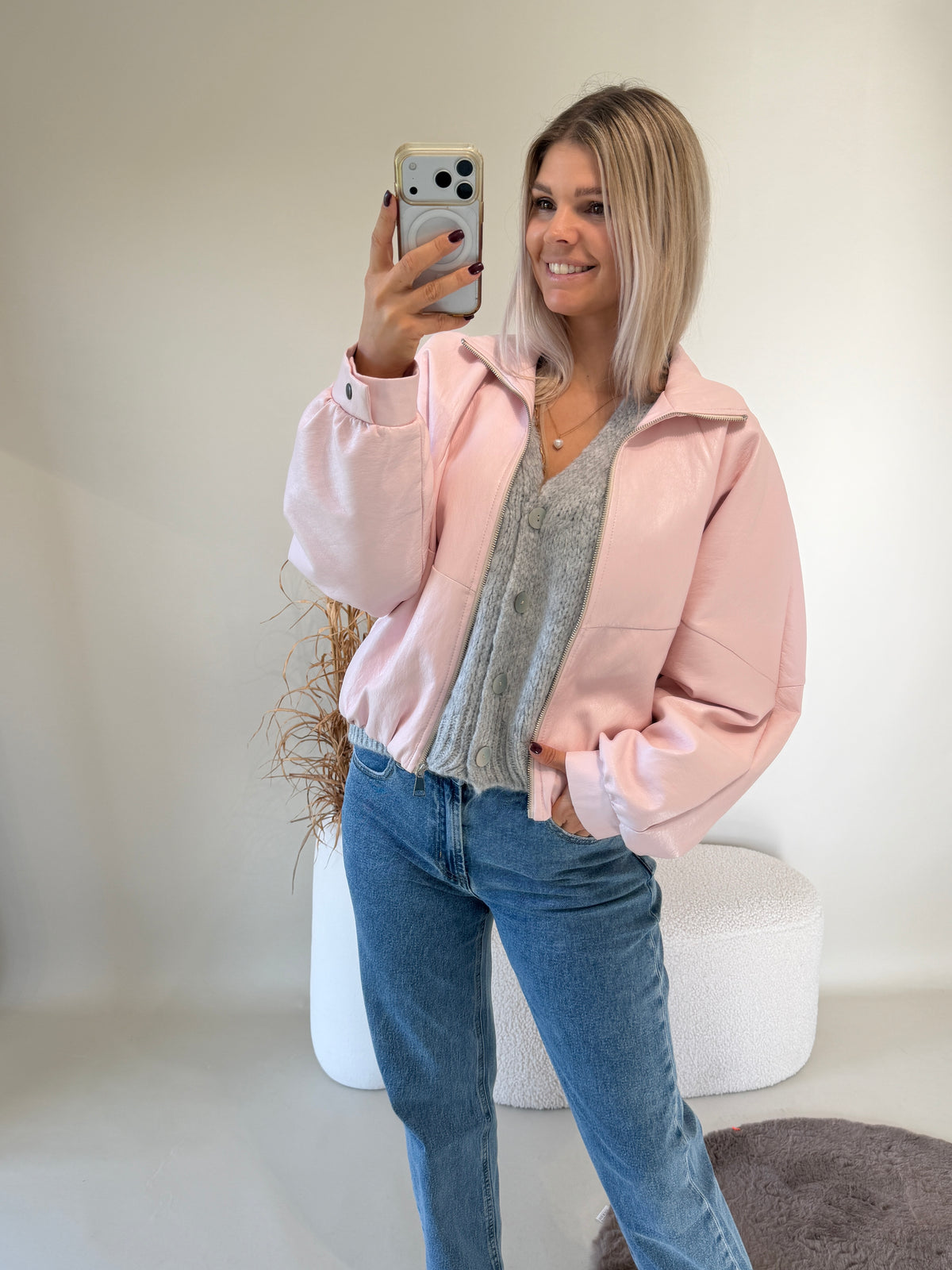 Strickjacke in Hellgrau mit Aufschrift in Rosa  ( C`est la vie )
