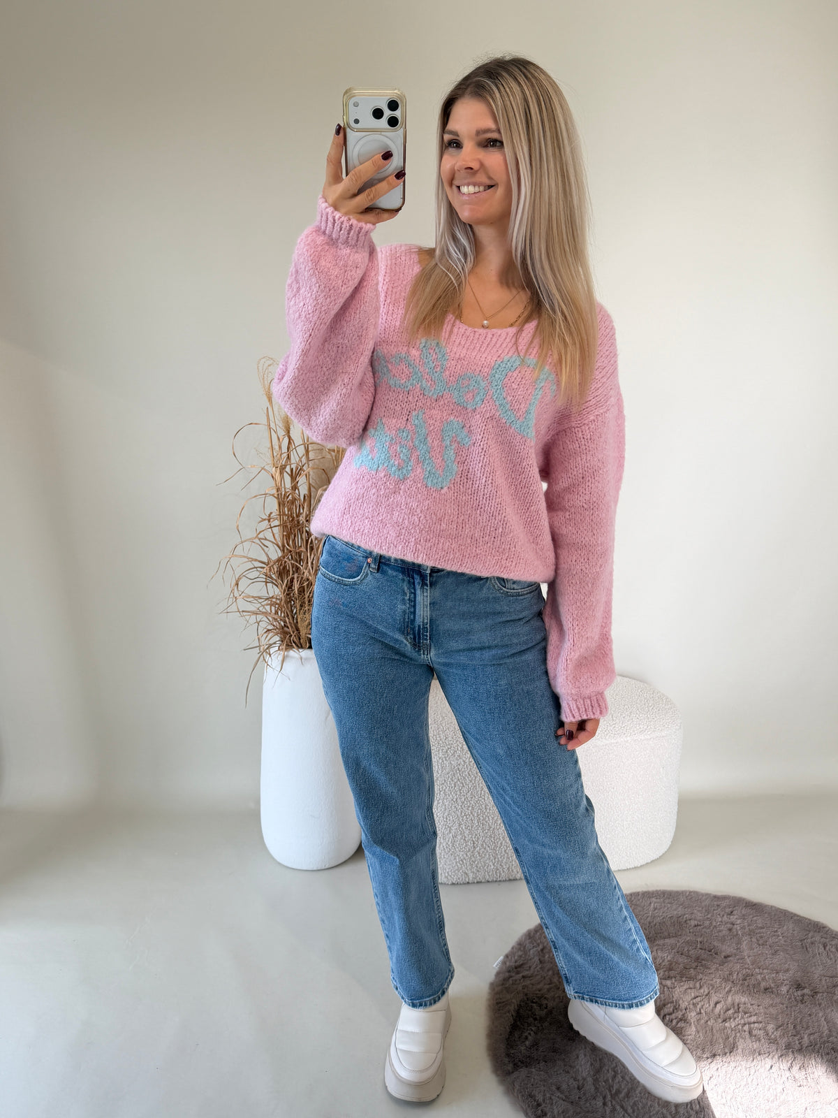 Pullover in Rosa mit V - Ausschnitt  und Aufschrift ( Dolce Vita ) in Hellblau