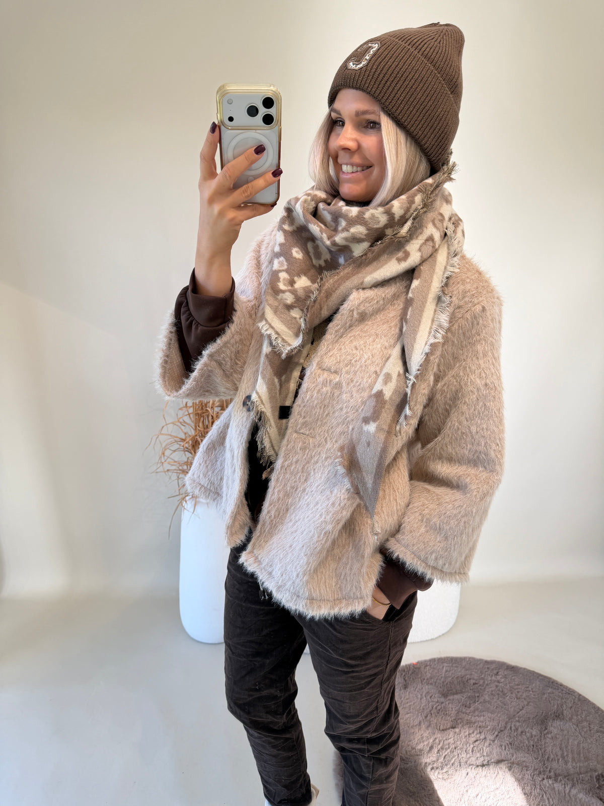 Jacke in Sand  ( Langhaar in Felloptik ) und leichte Trompetenärmel