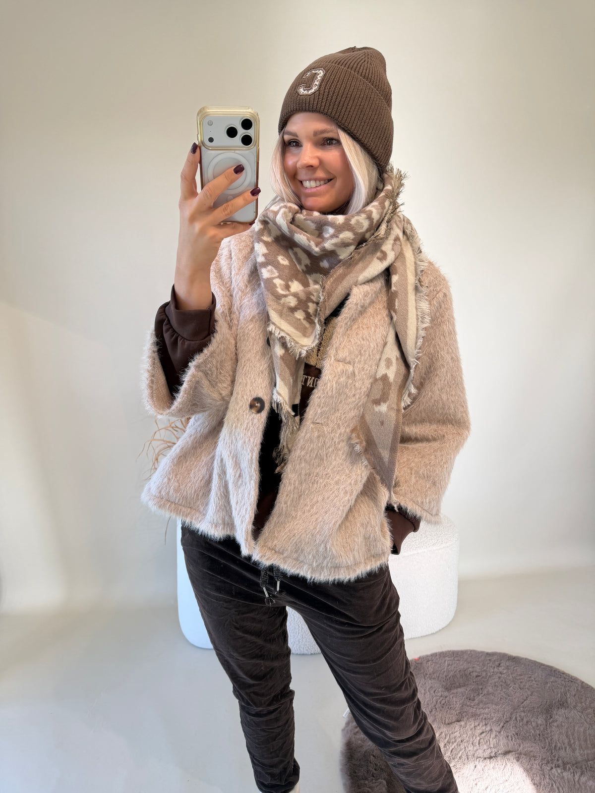 Jacke in Sand  ( Langhaar in Felloptik ) und leichte Trompetenärmel